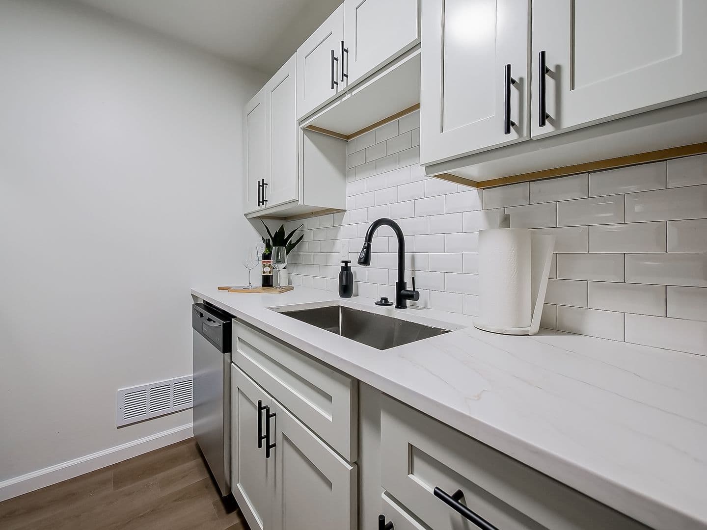 Plymouth Apartment: 40325 Plymouth Road