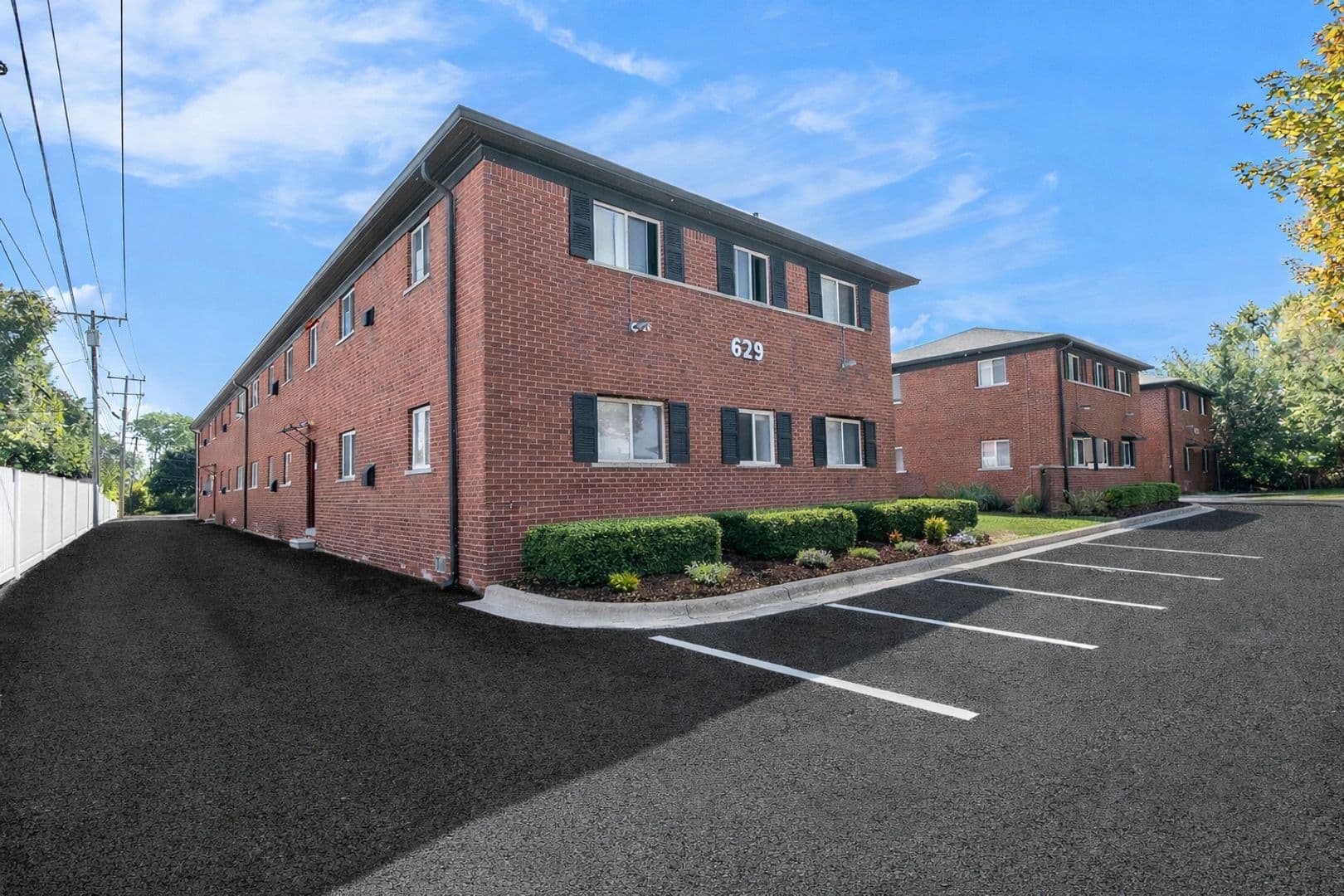 Clawson Apartment: 649 Maple Rd