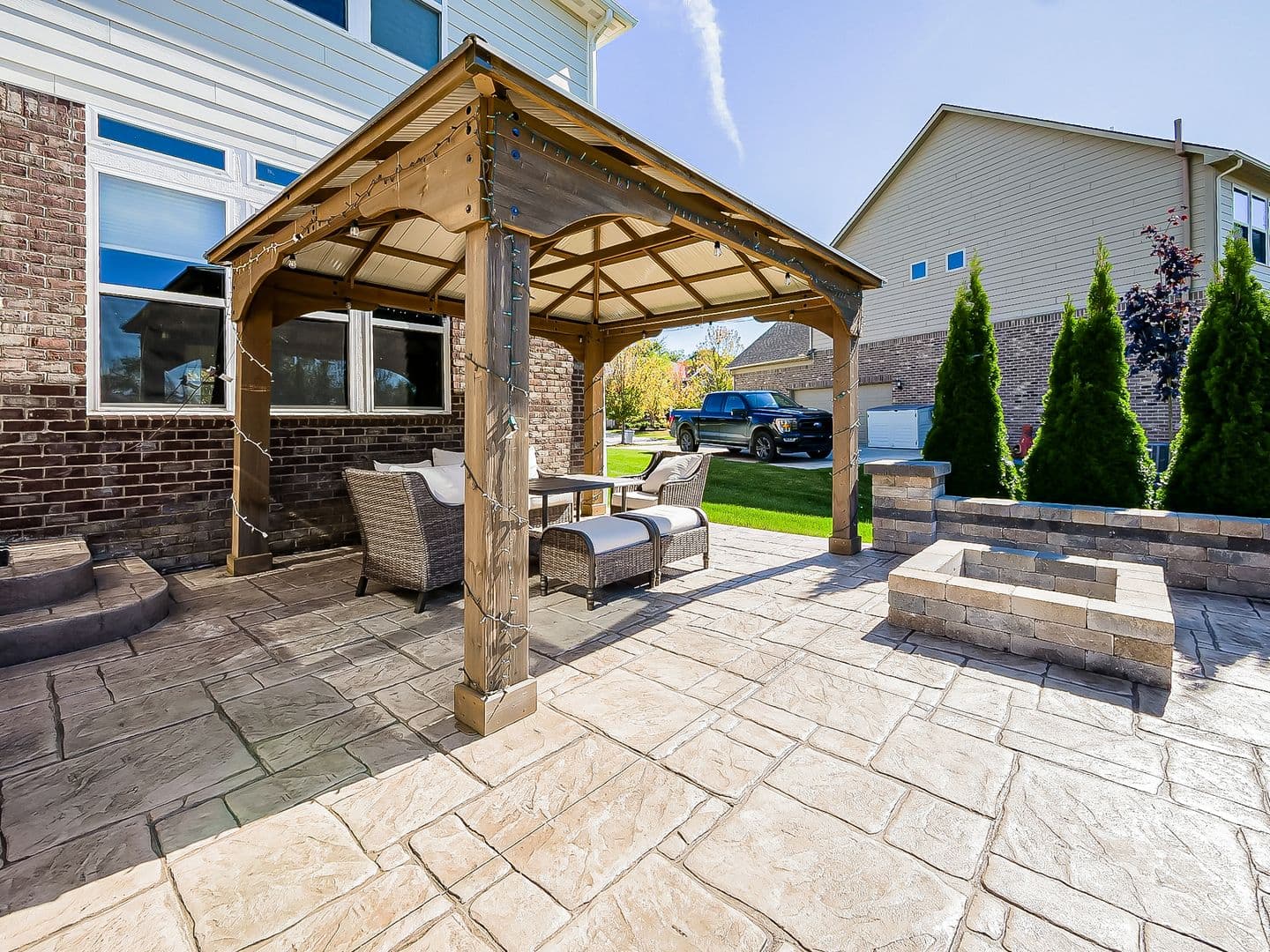 South Lyon House: 23431 Crooked Tree Ct S