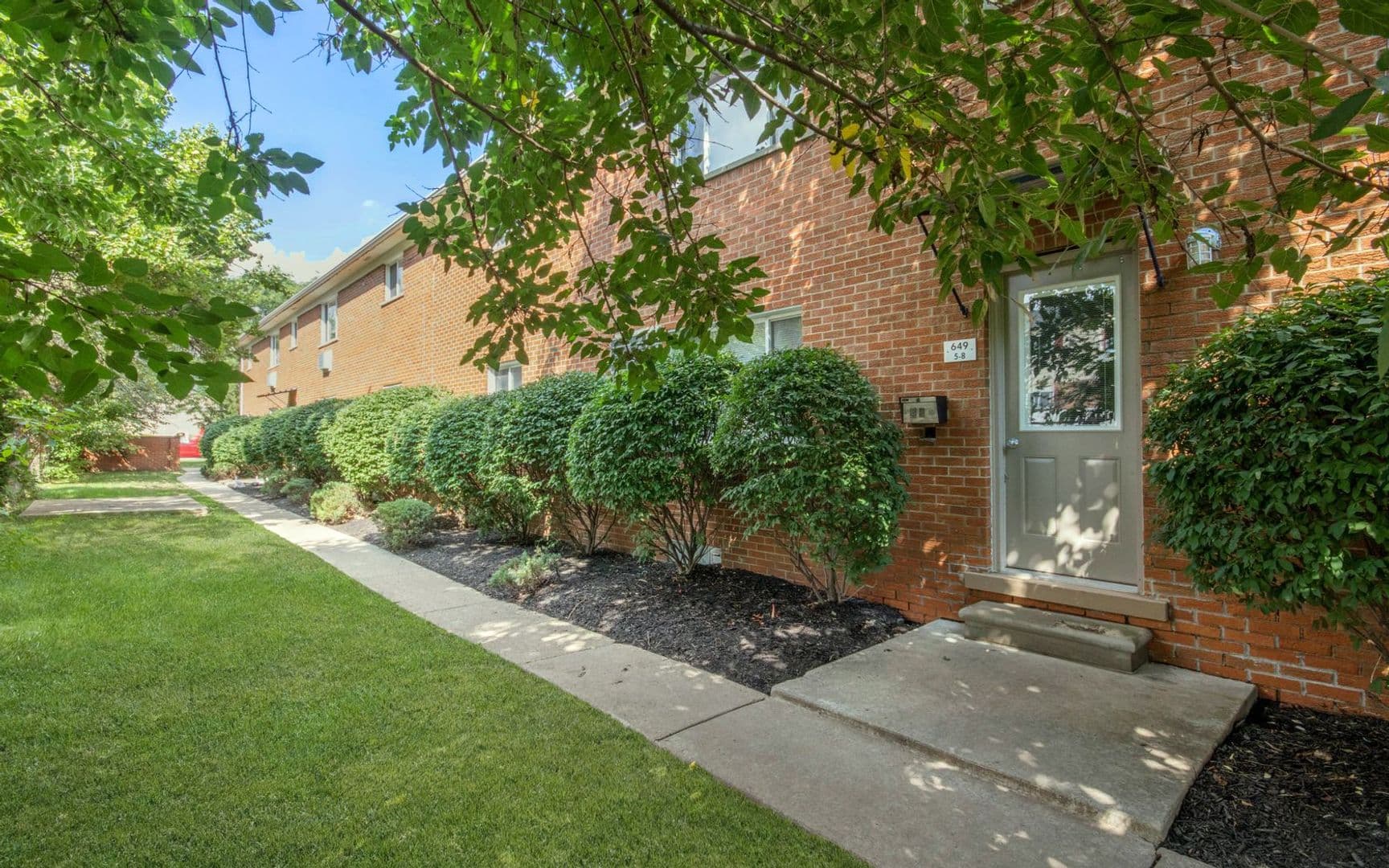 Clawson Apartment: 649 Maple Rd