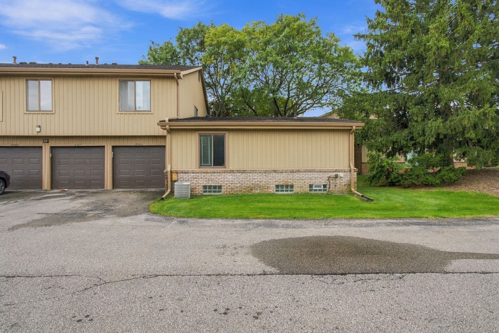 Canton House: 41562 Bedford Dr
