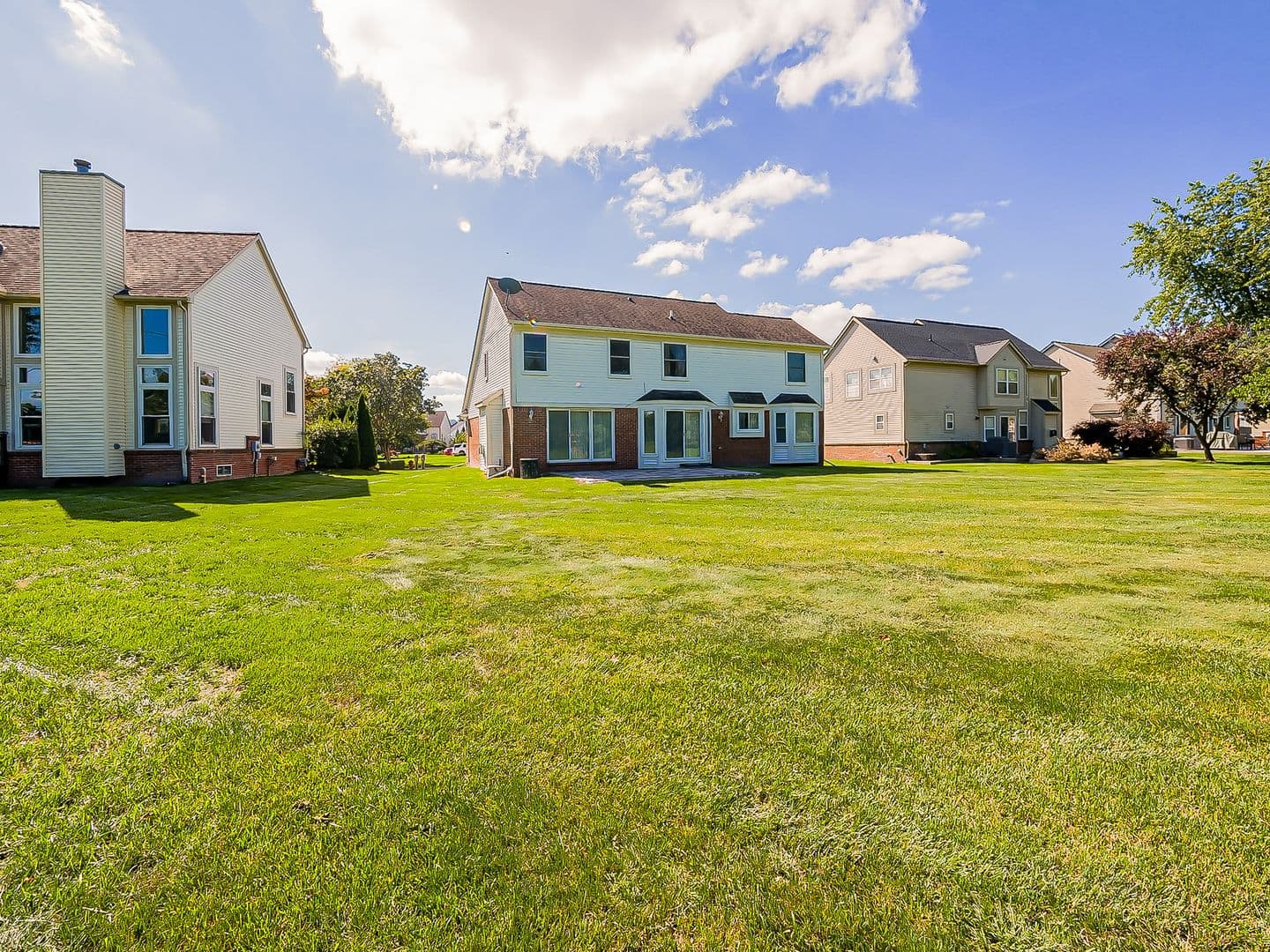 Wixom House: 3140 Mulberry Ct