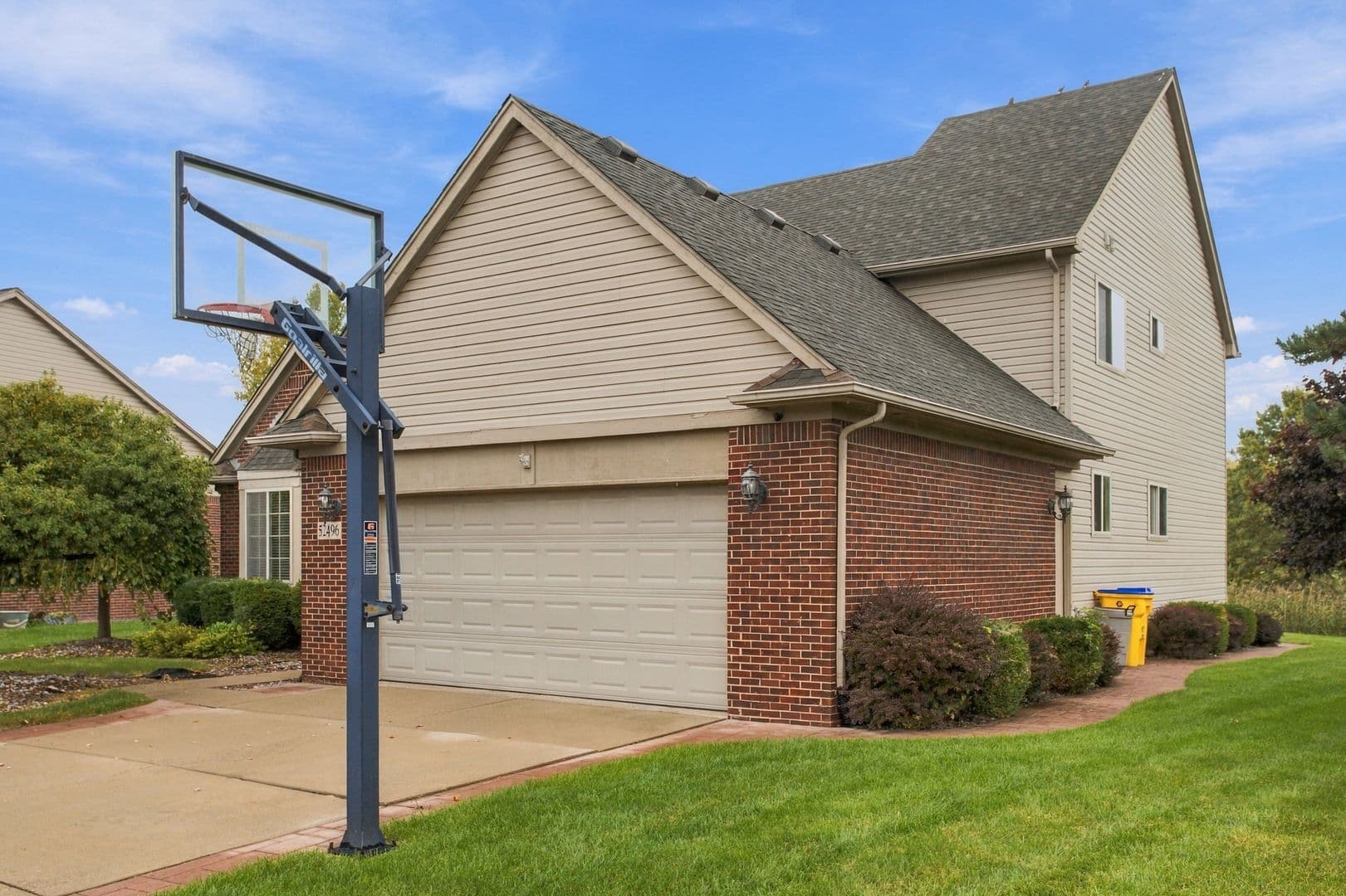 New Baltimore House: 52496 Fox Point Dr.