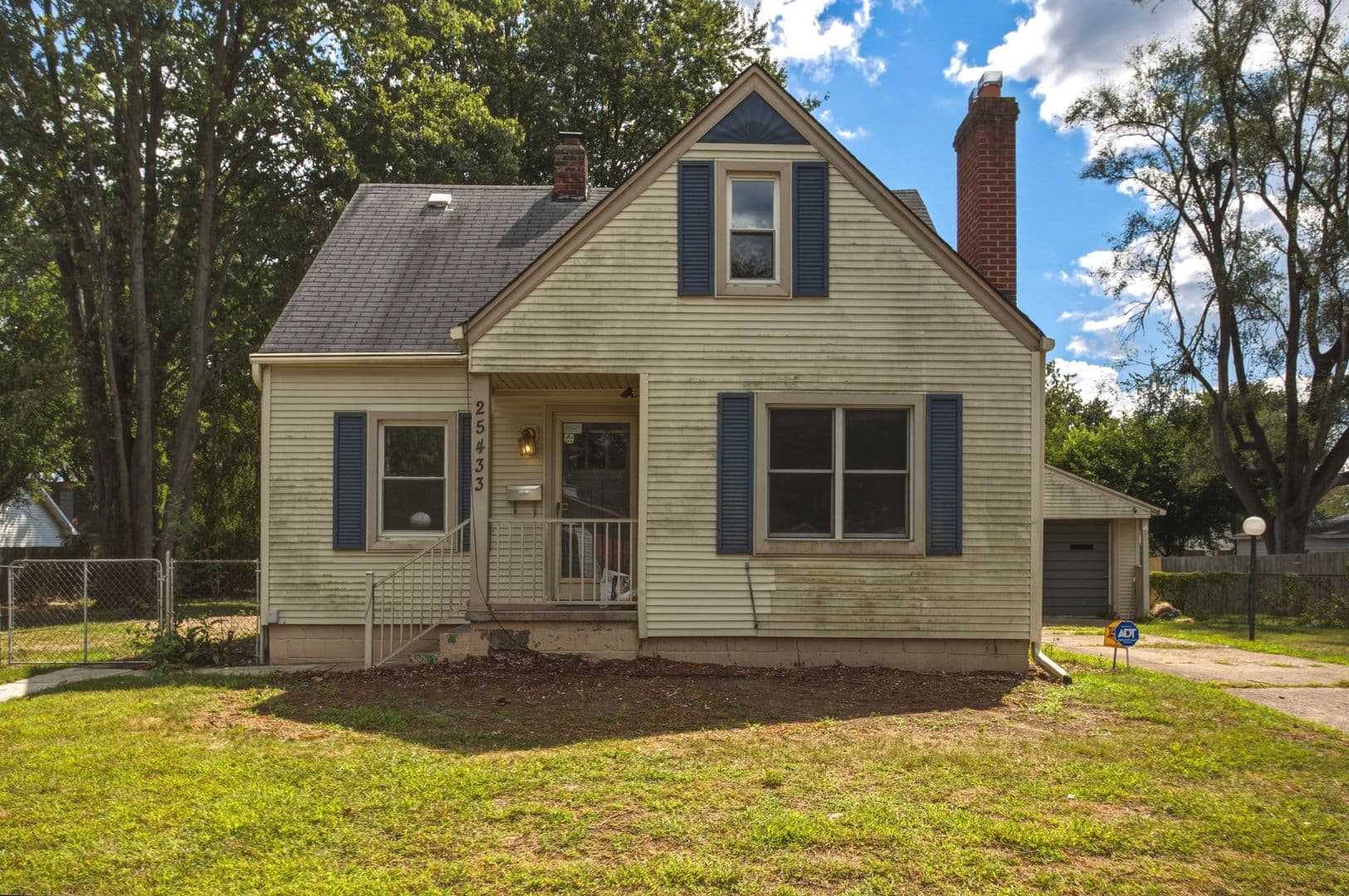 Dearborn Heights House: 25433 McDonald St