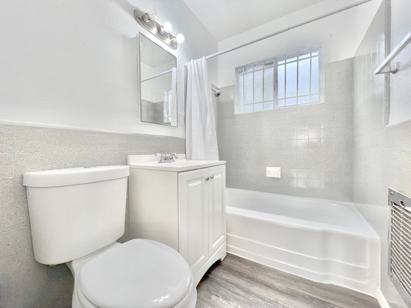Los Angeles Apartment: 1805 W 80th St