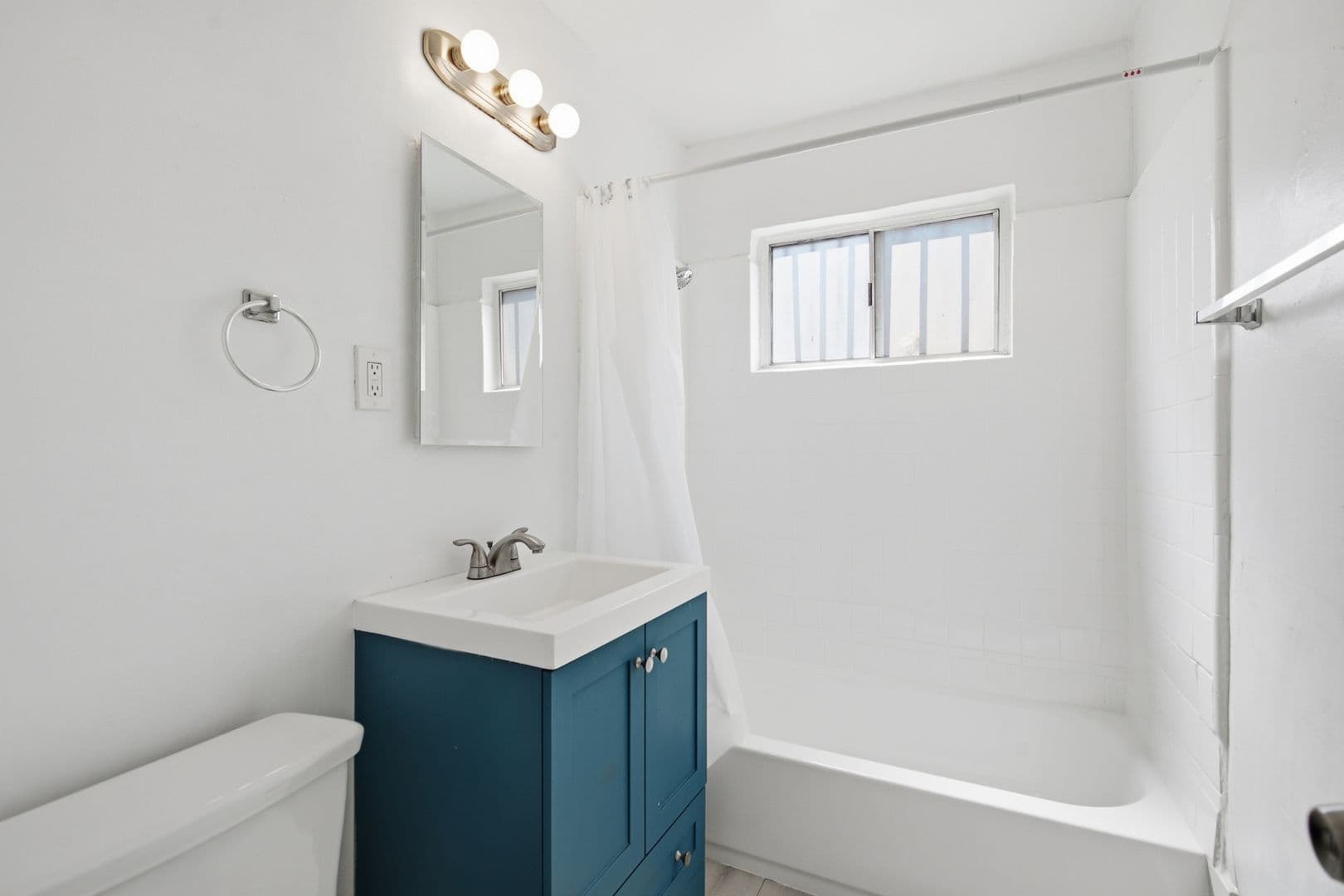 Los Angeles Apartment: 3318 Drew Street