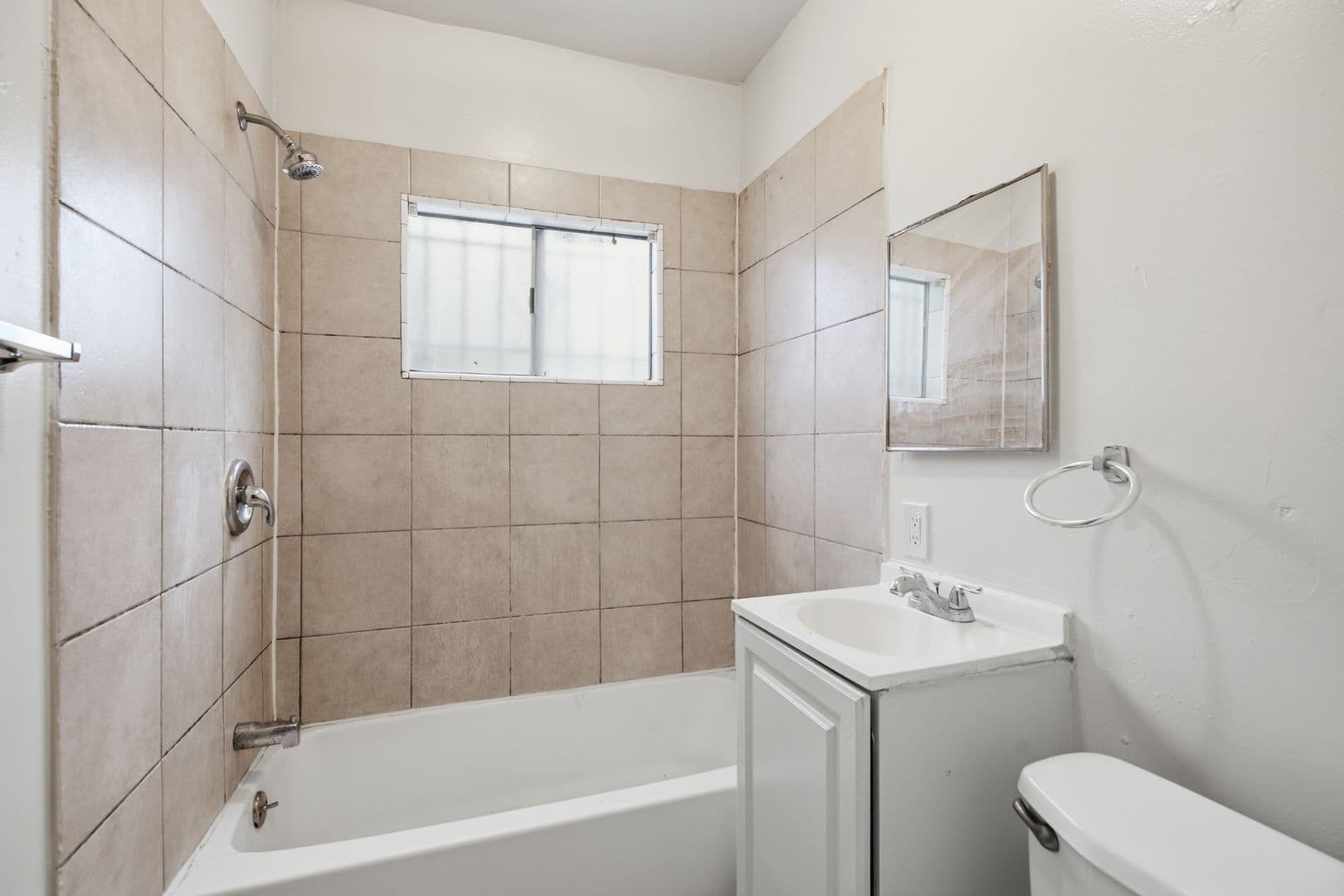 Los Angeles Apartment: 612 E 83rd St