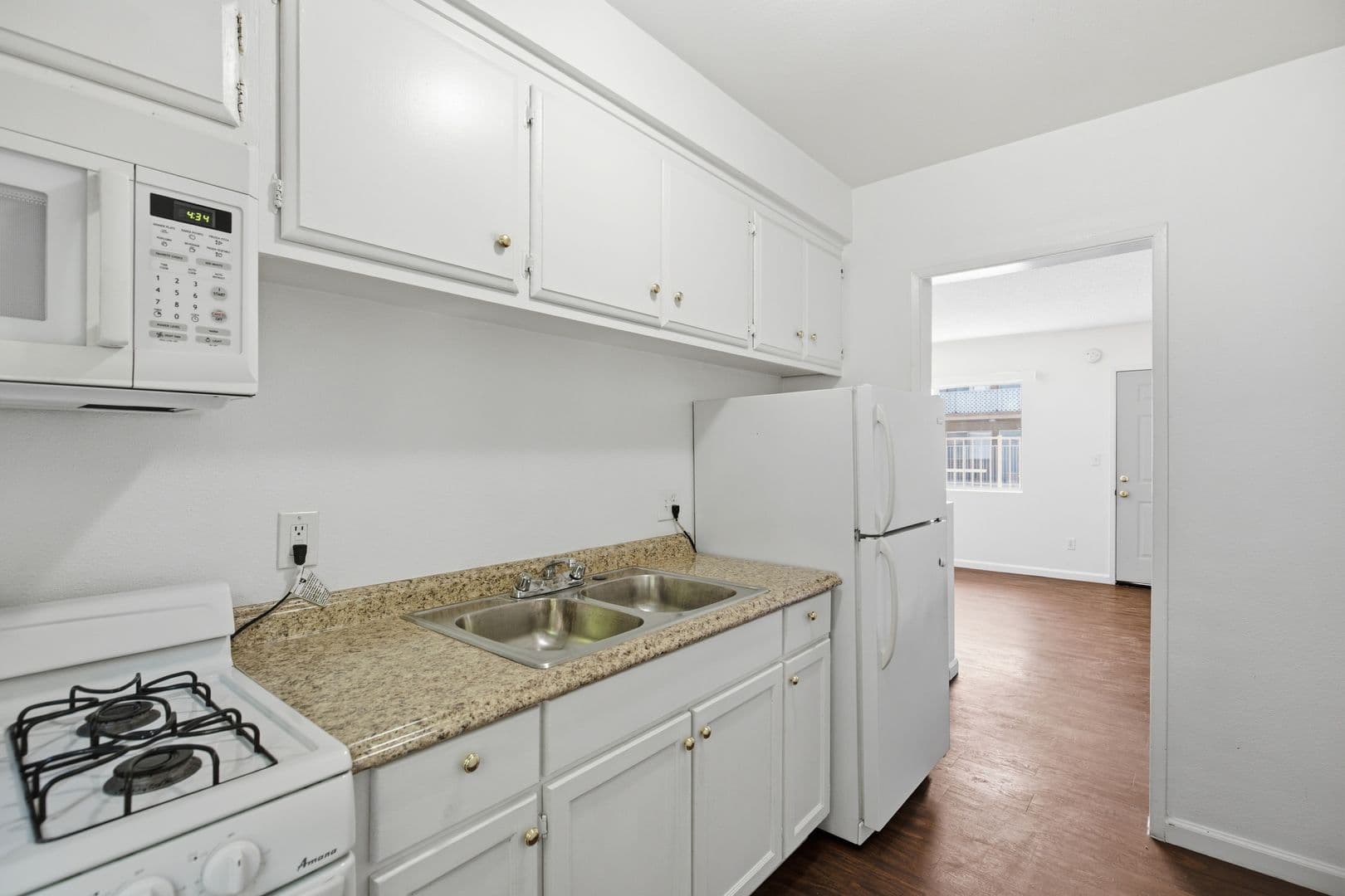 Pomona Apartment: 475 E Foothill Blvd