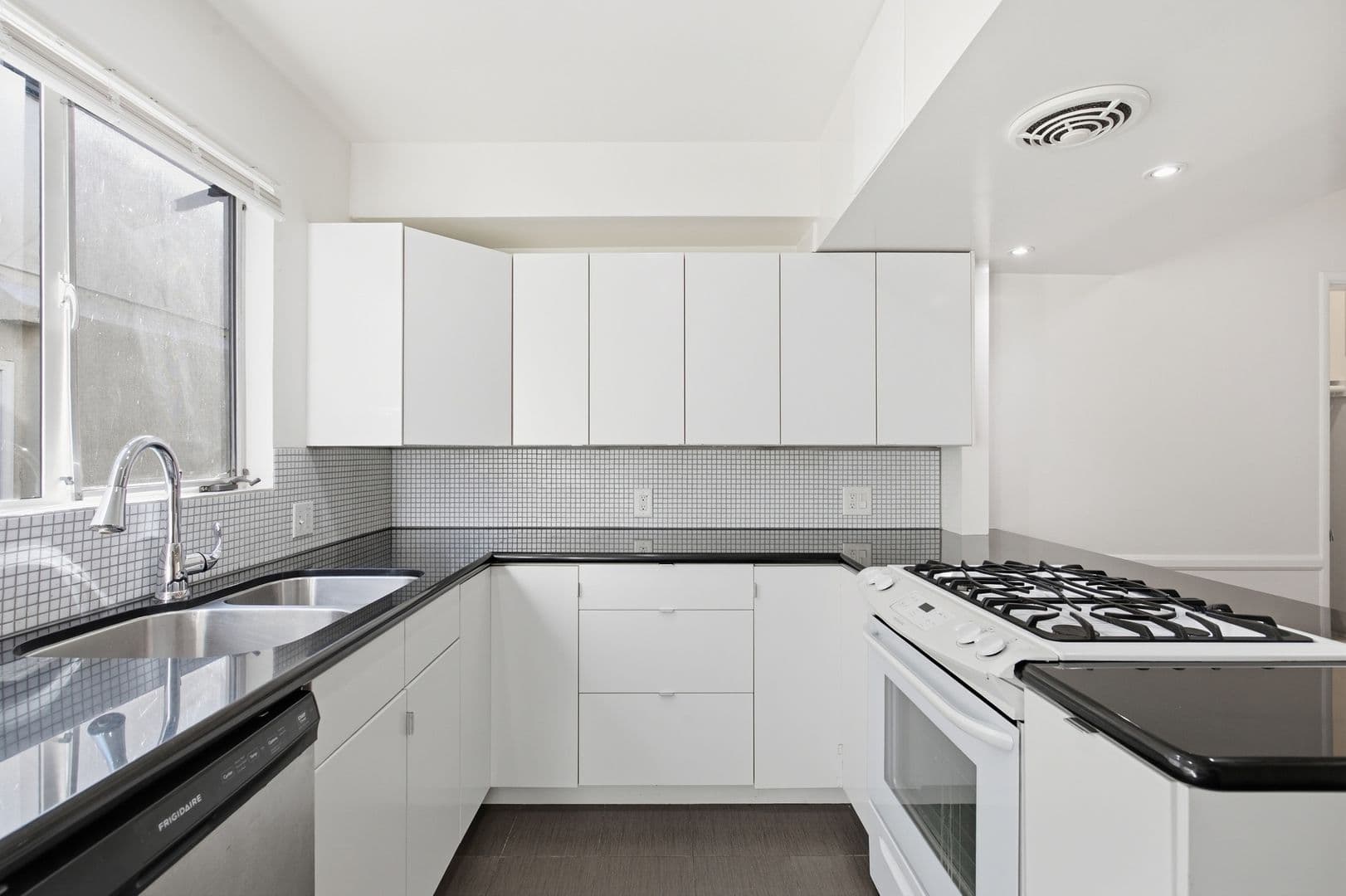 Beverly Hills Apartment: 357 S Elm Dr