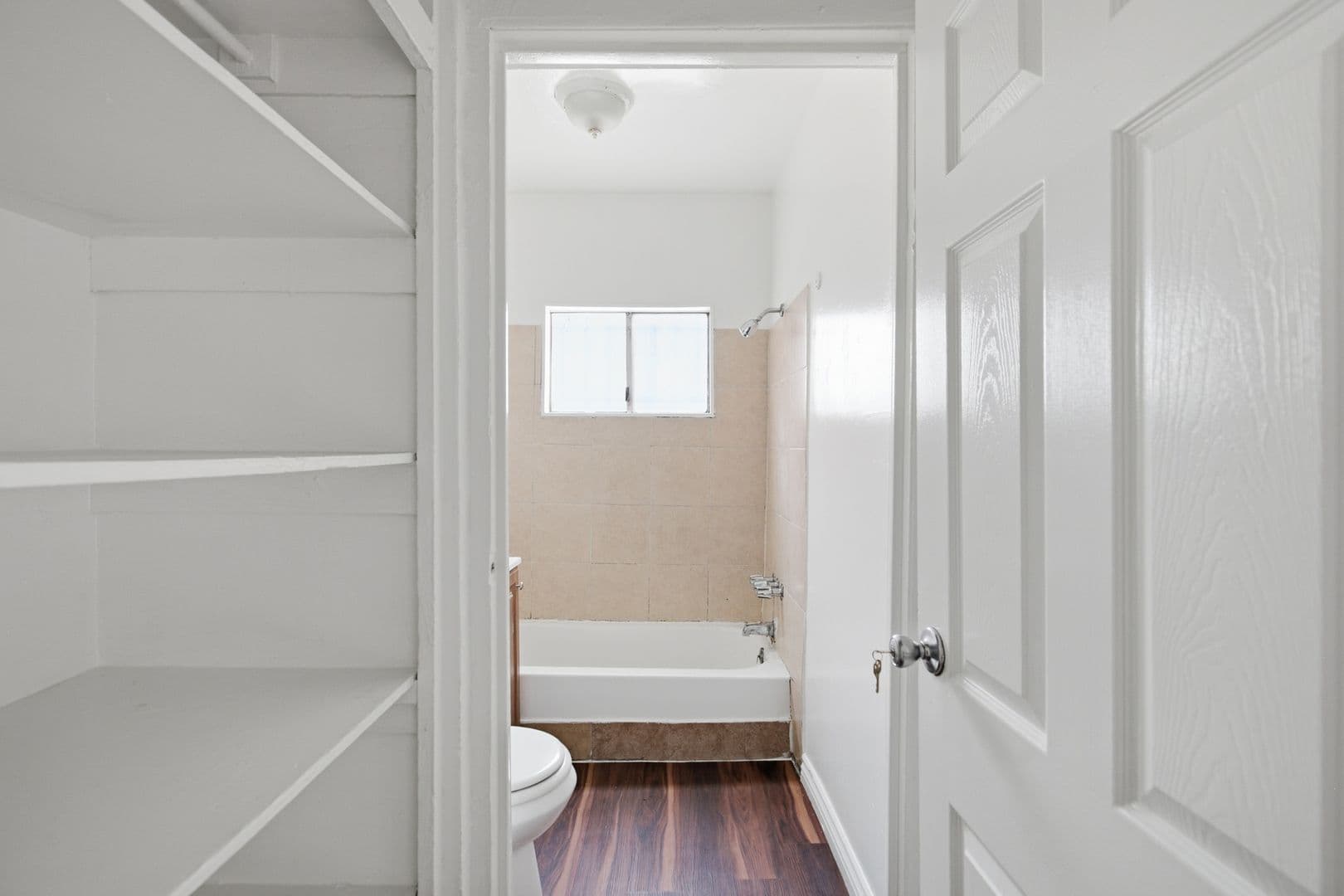 Los Angeles Apartment: 612 E 83rd St
