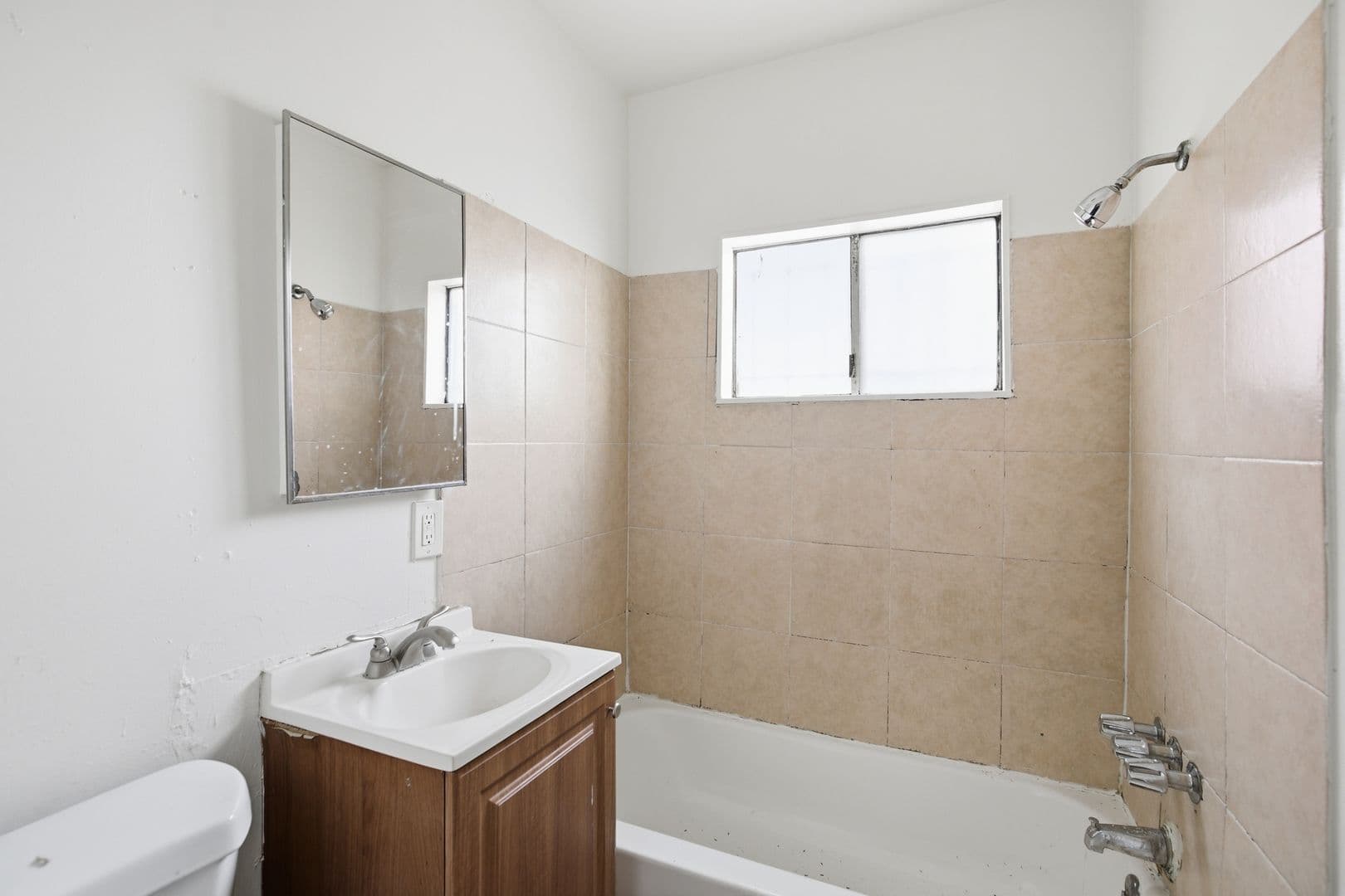 Los Angeles Apartment: 612 E 83rd St