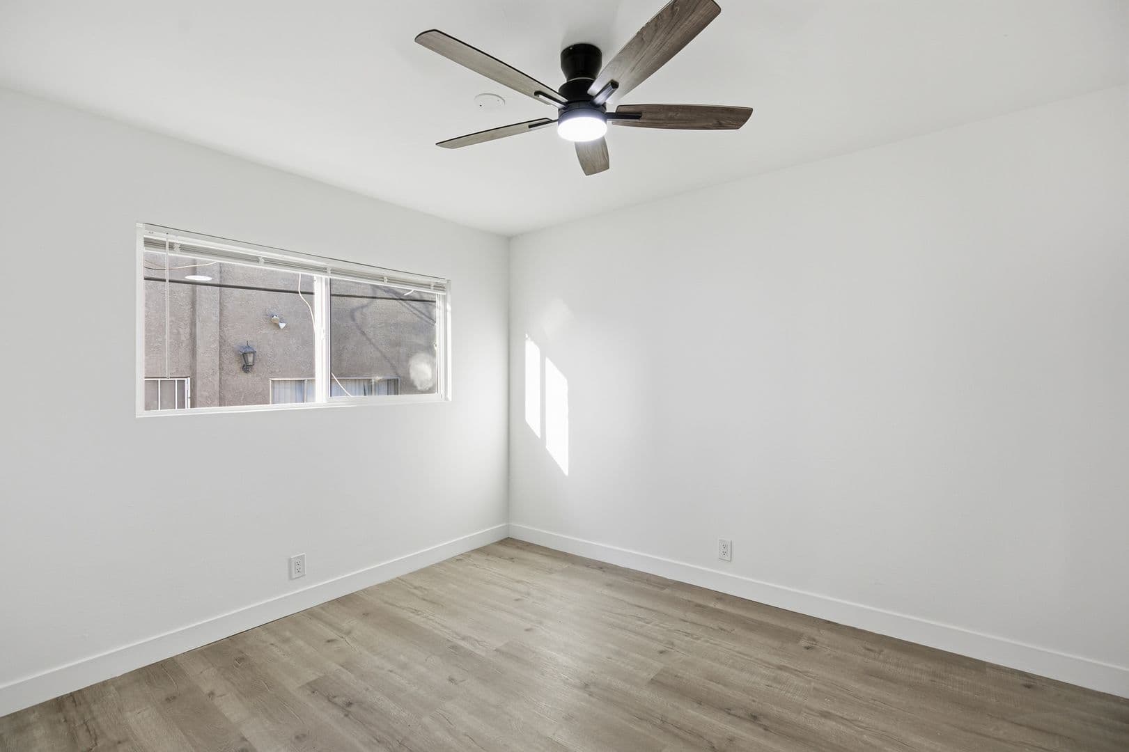 Van Nuys Apartment: 6860-6870 Hazeltine Avenue