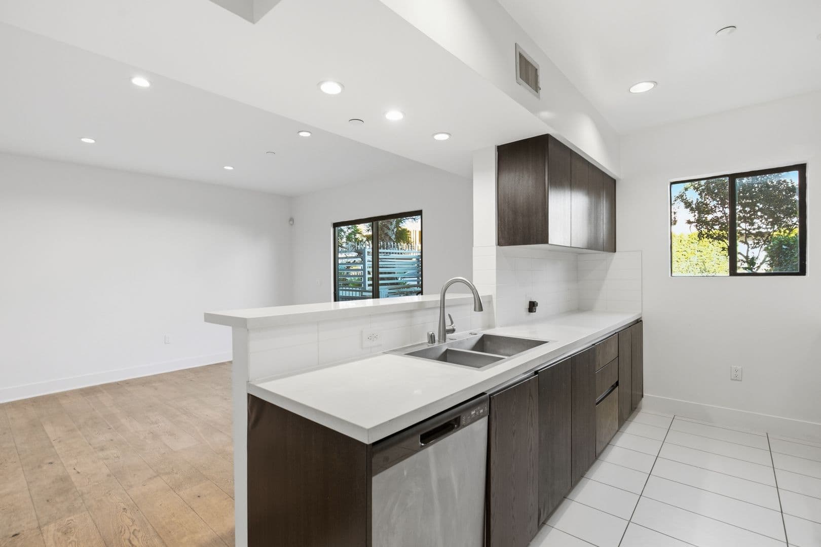 Los Angeles Apartment: 843 N Fuller Avenue