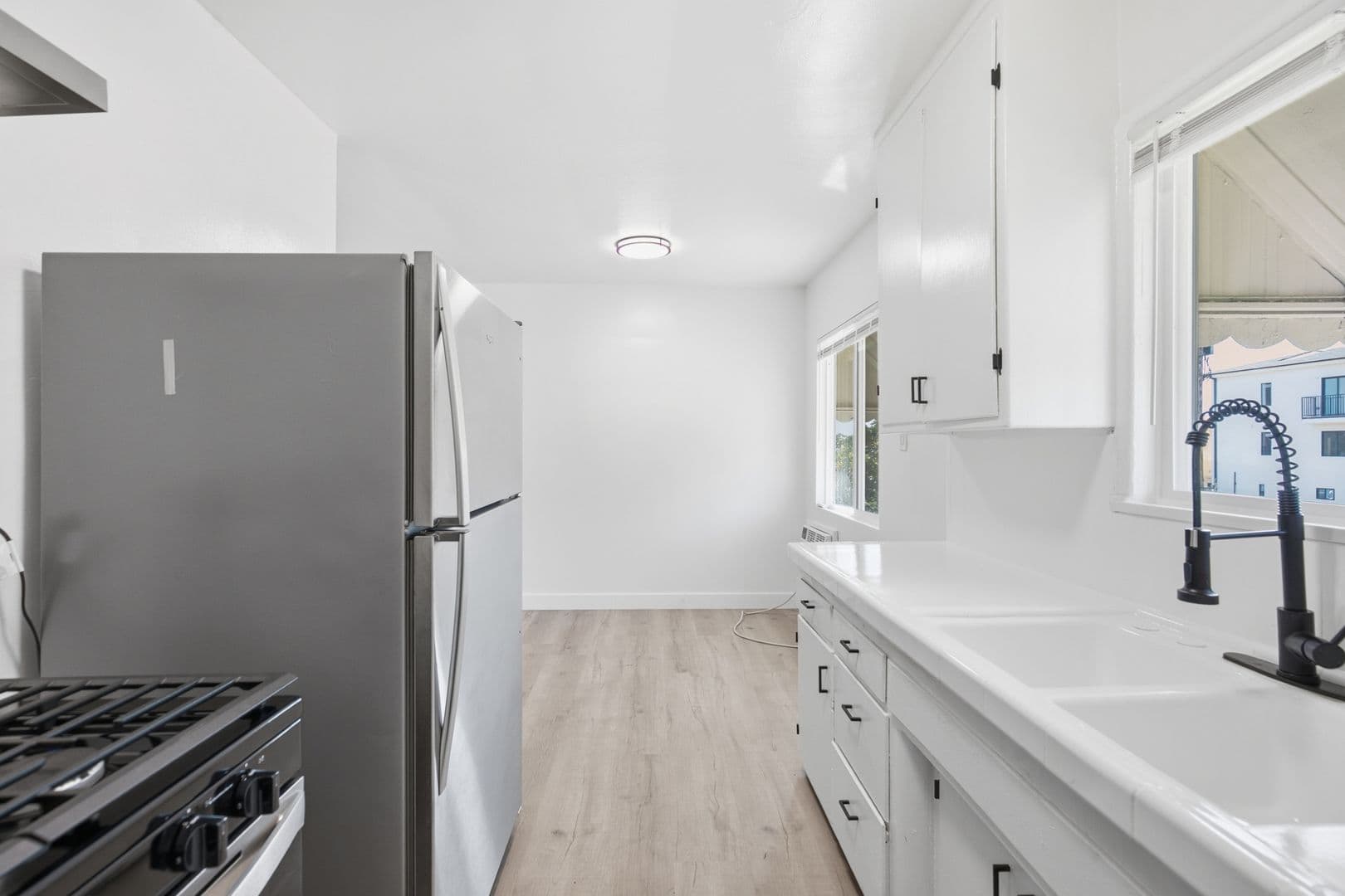 Van Nuys Apartment: 6860-6870 Hazeltine Avenue