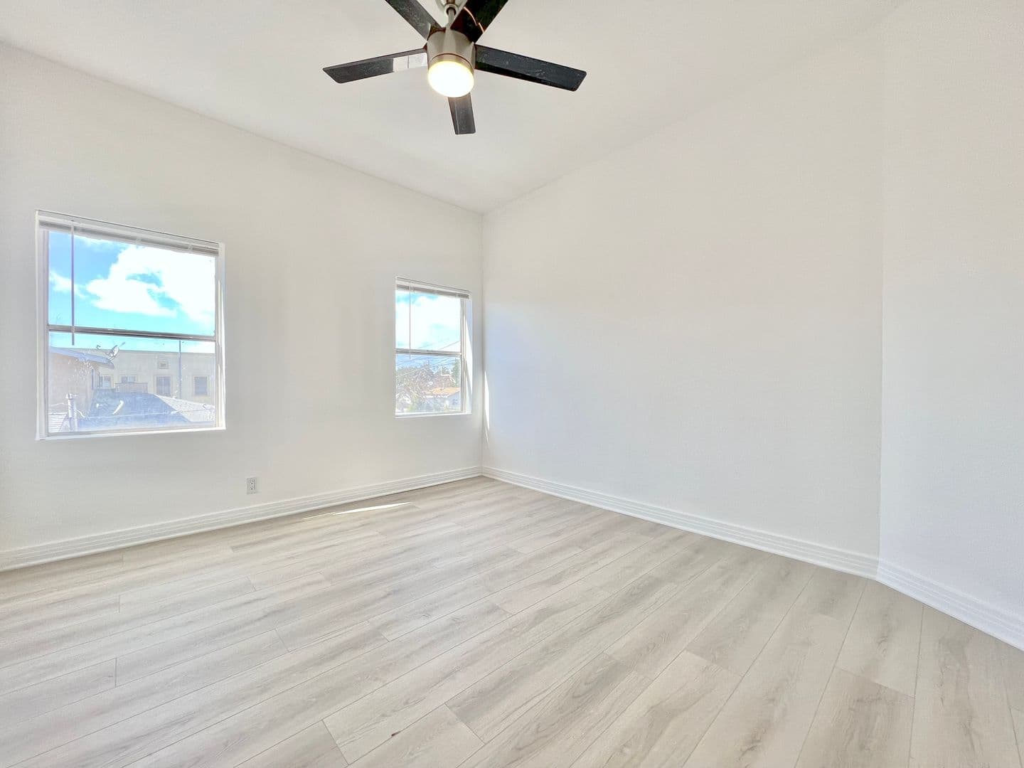 Los Angeles Apartment: 707 W 48th Street