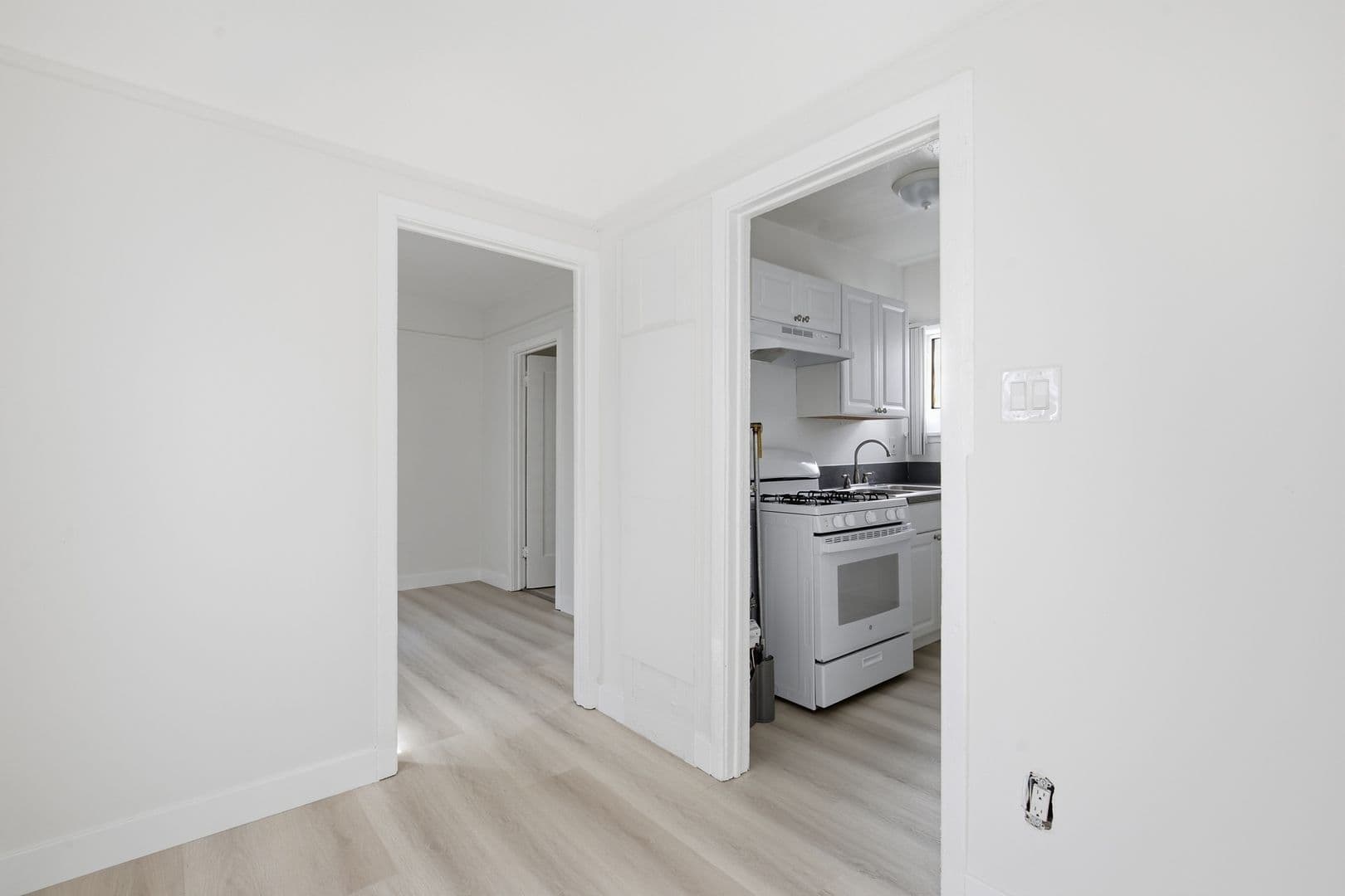 Los Angeles Apartment: 1426 S Bonnie Brae Street