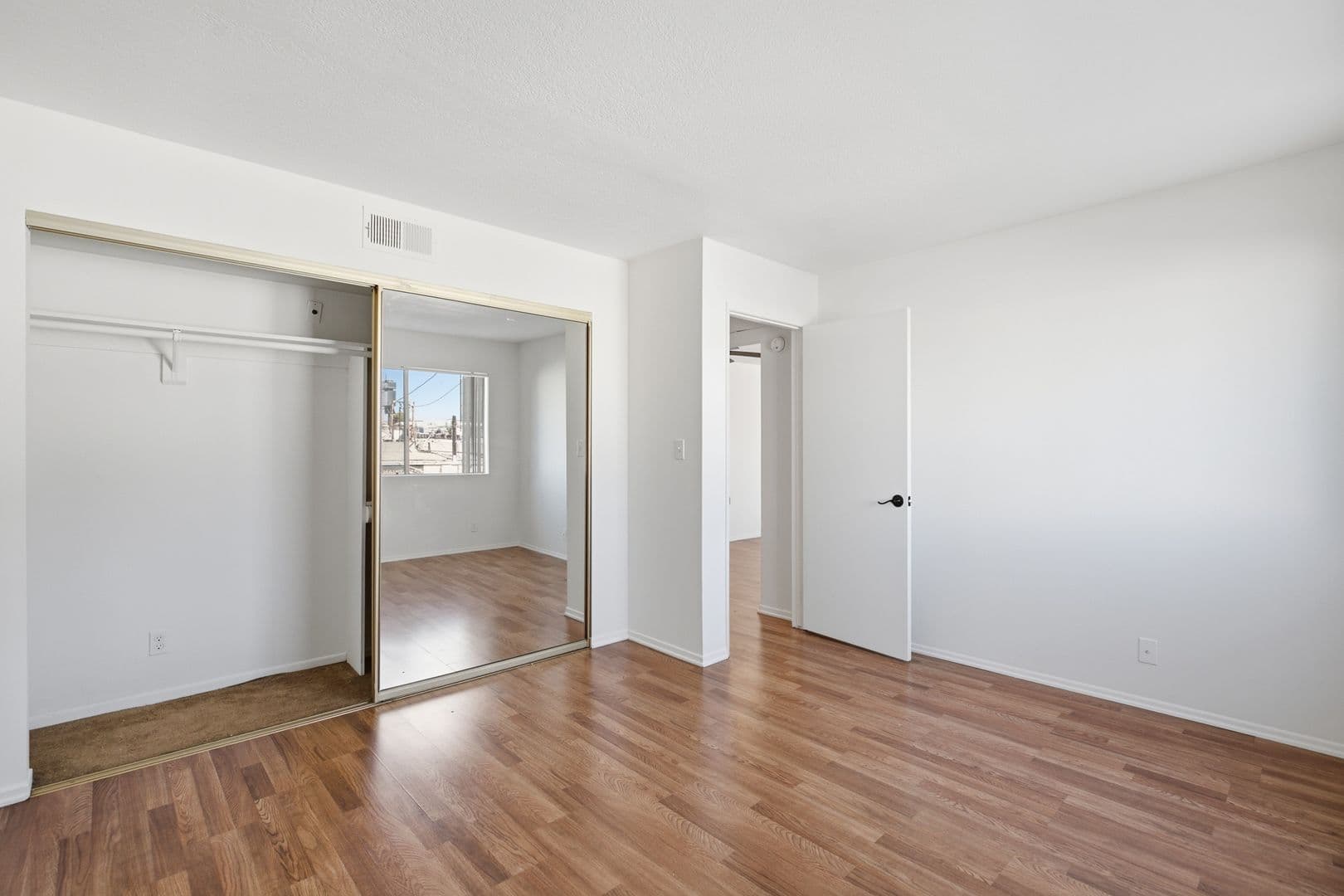 Sherman Oaks Apartment: 14455 Dickens St