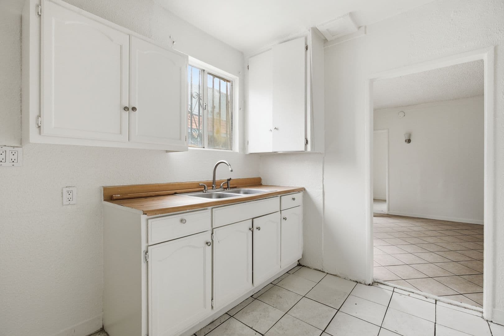 Los Angeles Apartment: 612 E 83rd St