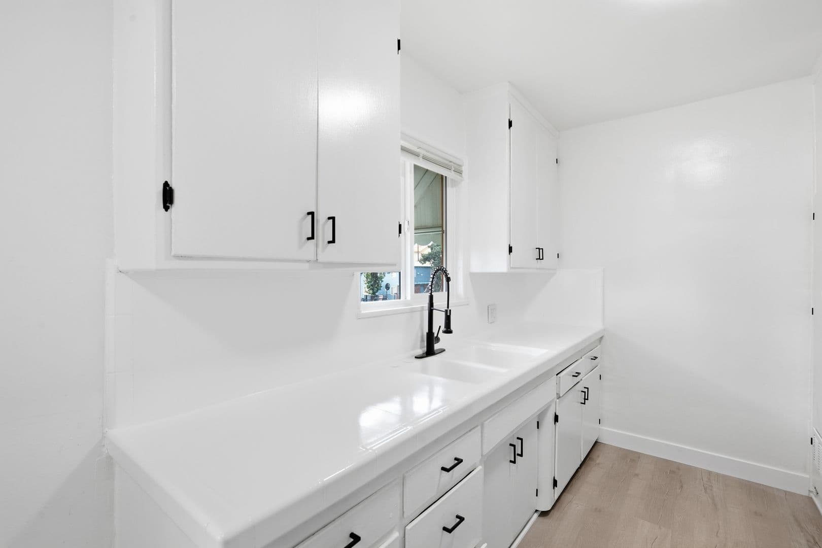 Van Nuys Apartment: 6860-6870 Hazeltine Avenue