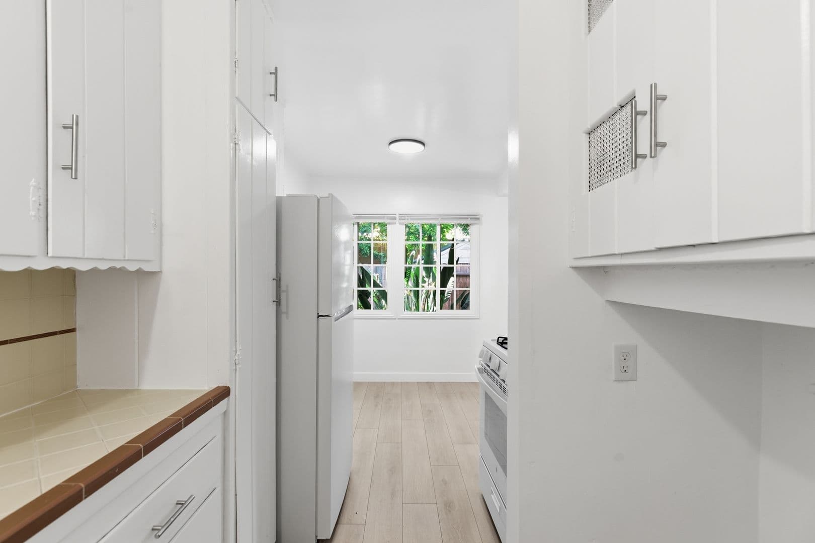 Canoga Park Apartment: 7249 Alabama Avenue