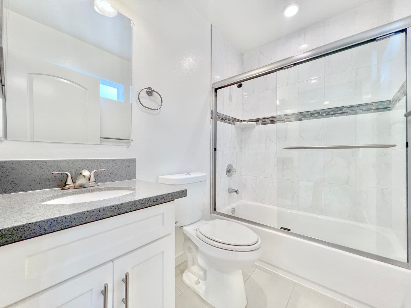 Los Angeles Apartment: 4461 Rosewood Avenue