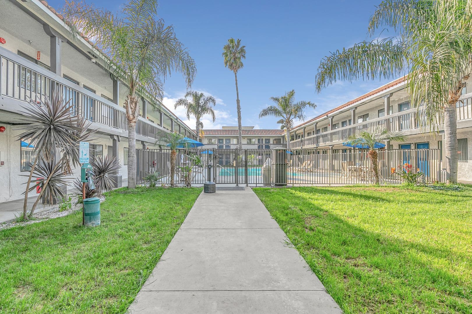 Thousand Oaks Apartment: 1516 Newbury Rd