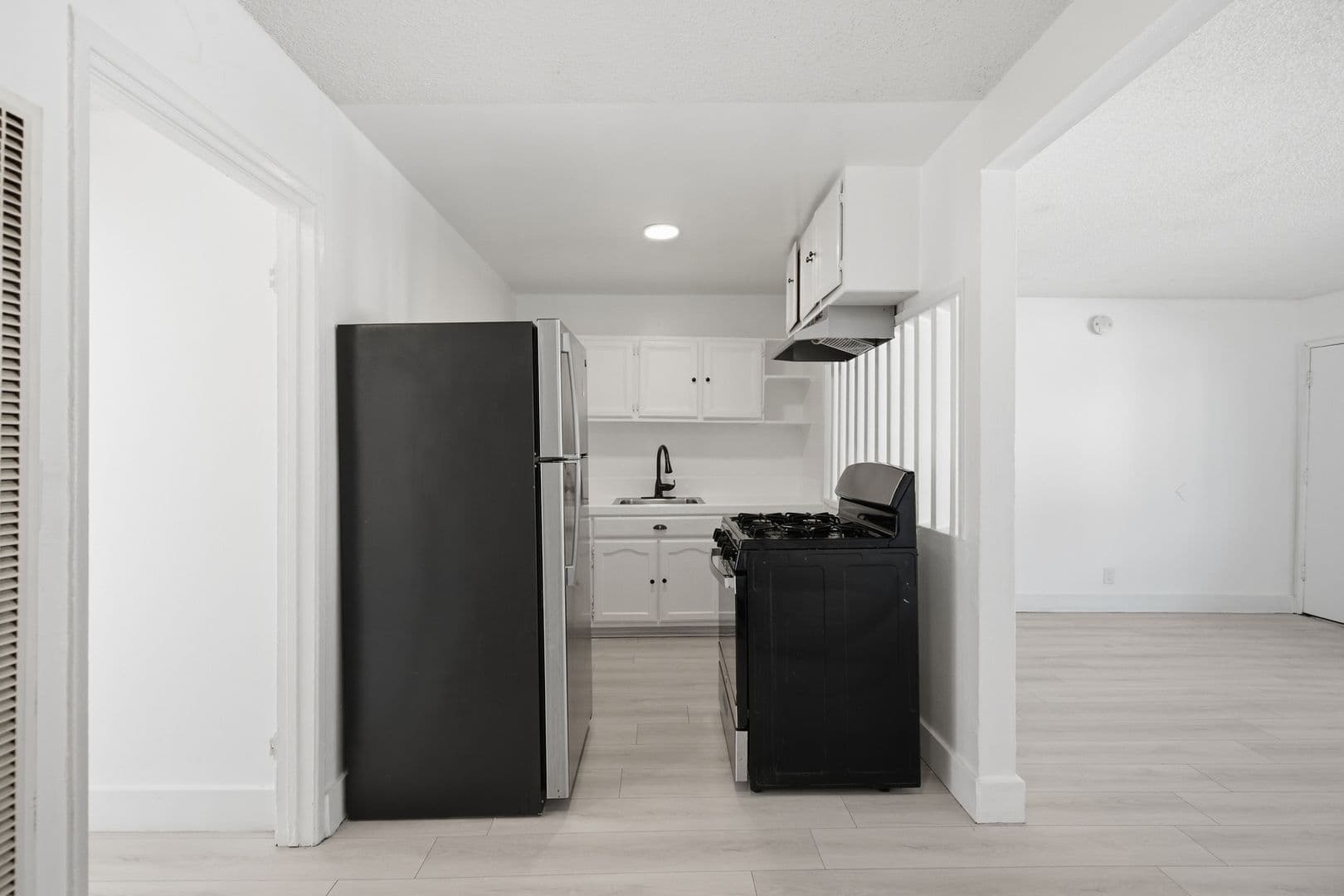 Los Angeles Apartment: 3318 Drew Street