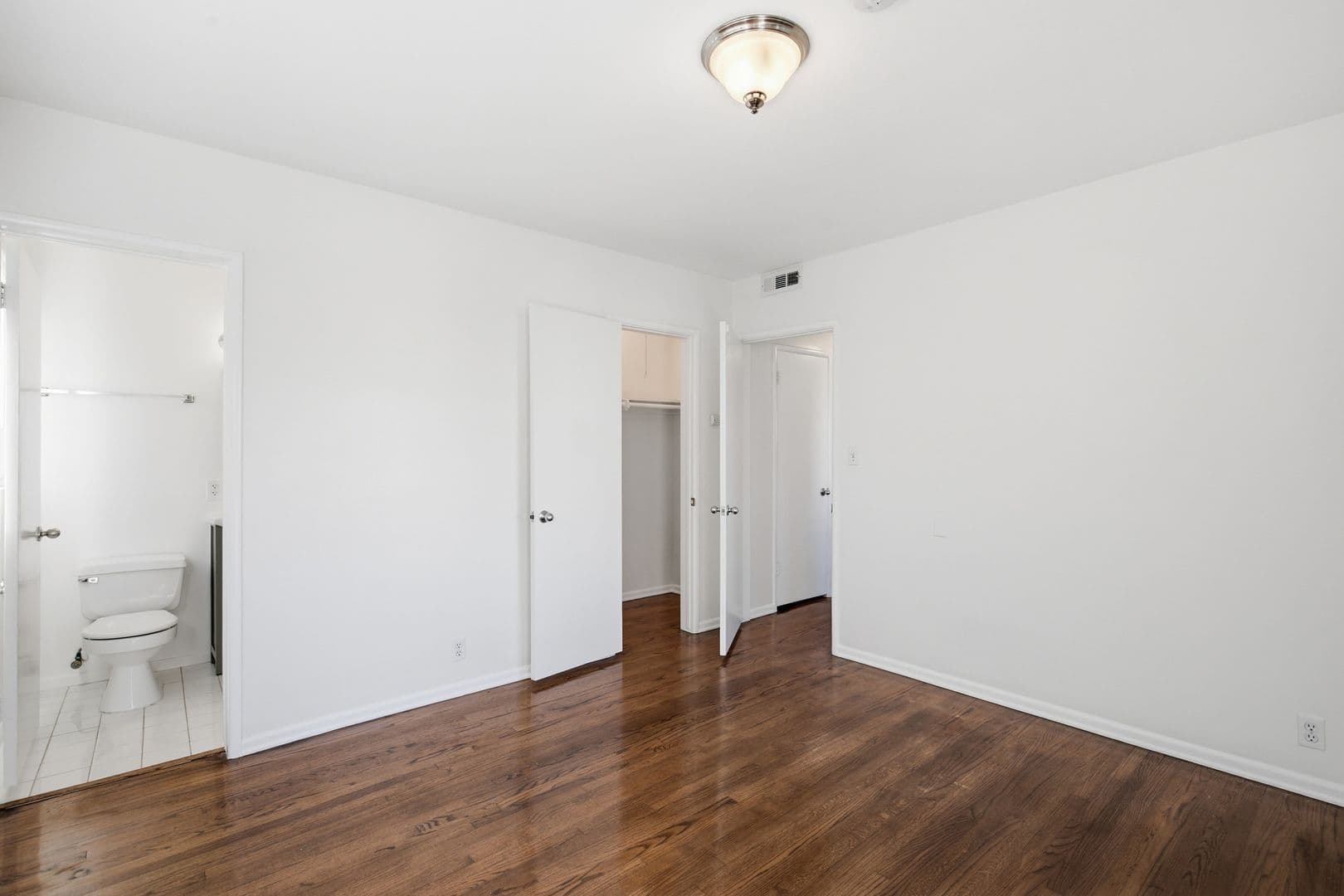 Beverly Hills Apartment: 357 S Elm Dr