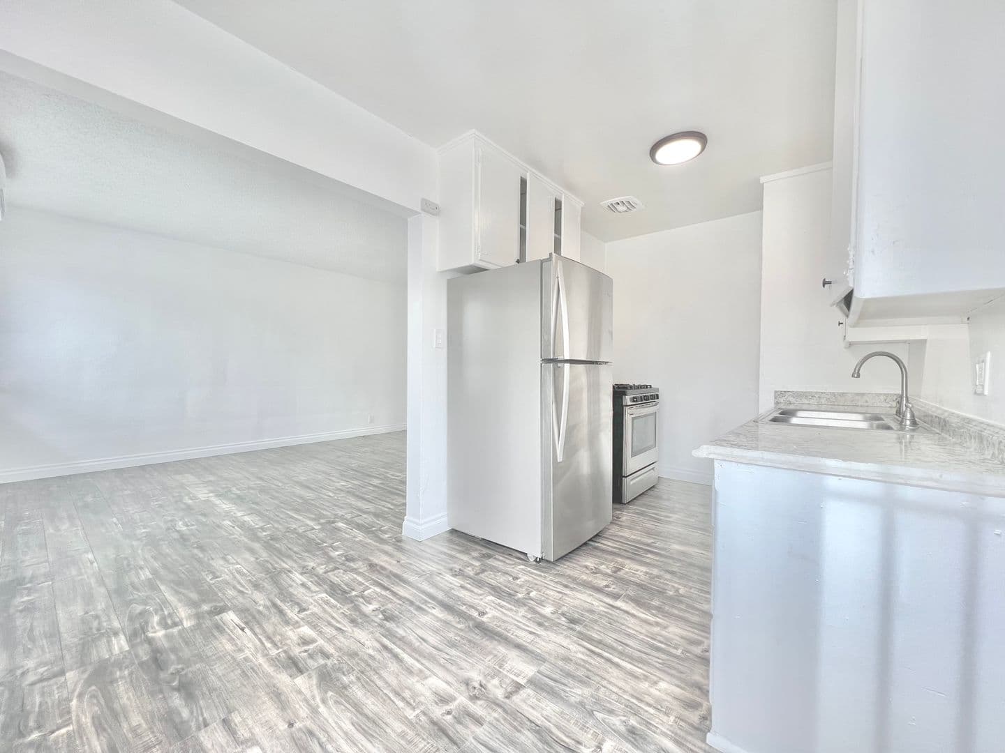 Los Angeles Apartment: 1805 W 80th St
