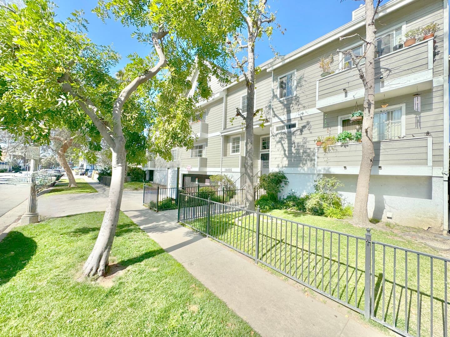 Sherman Oaks Apartment: 14455 Dickens St