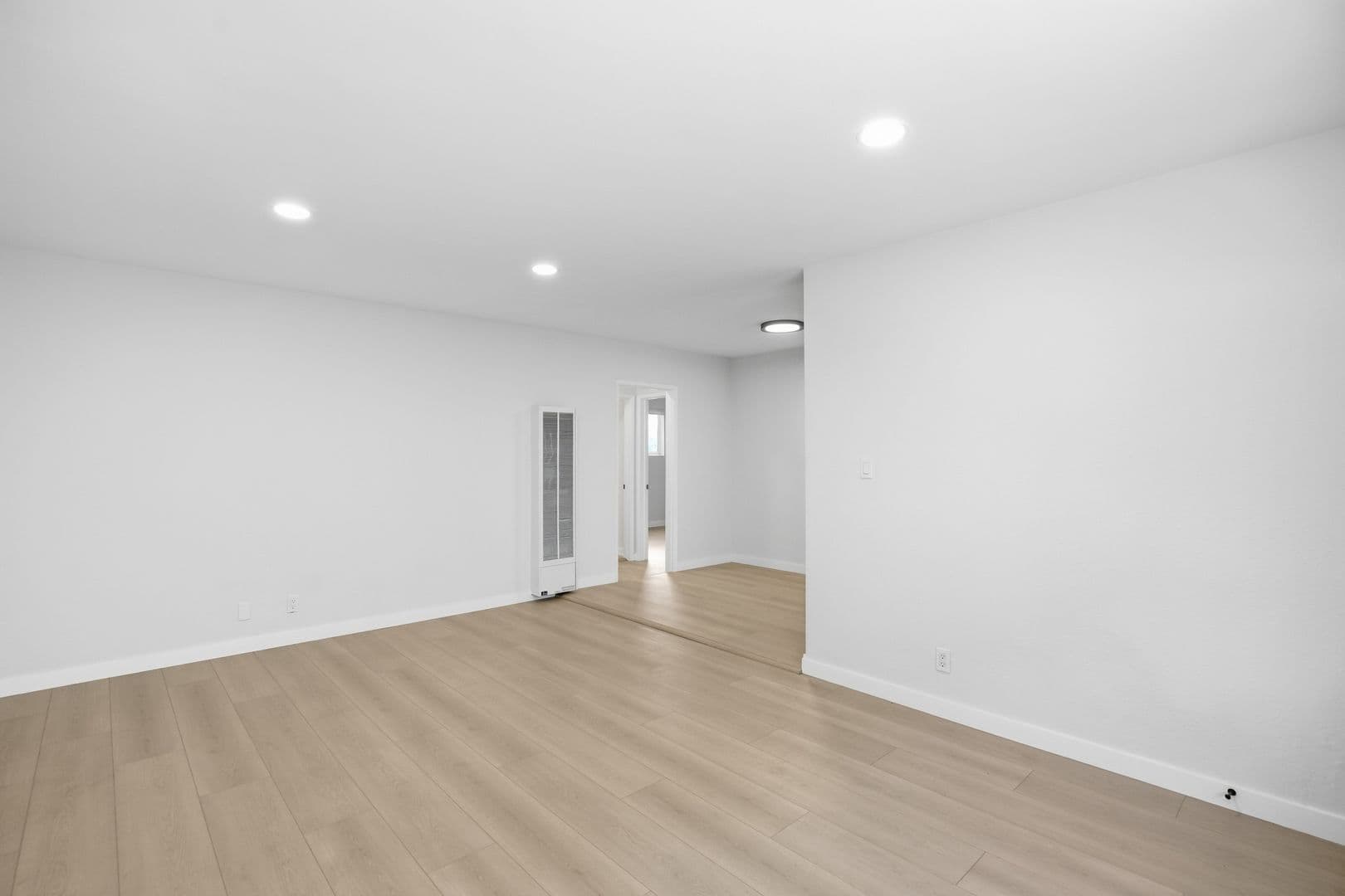 Sherman Oaks Apartment: 14616 Magnolia Blvd