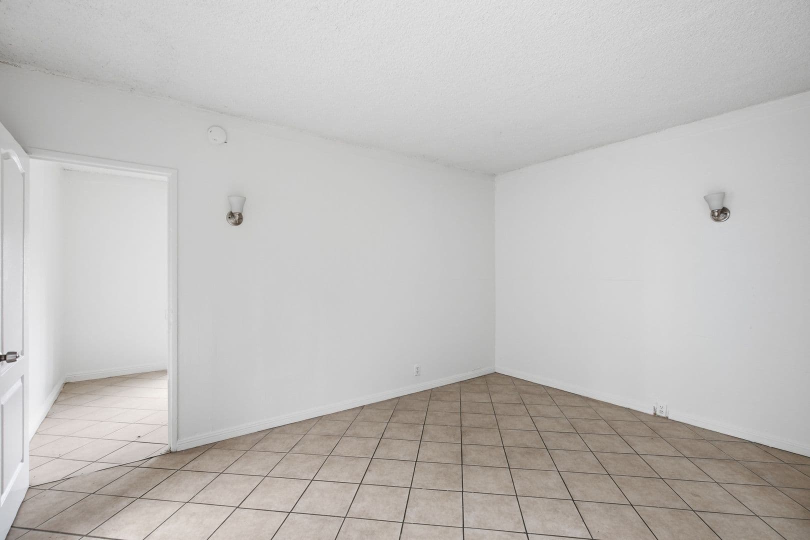 Los Angeles Apartment: 612 E 83rd St