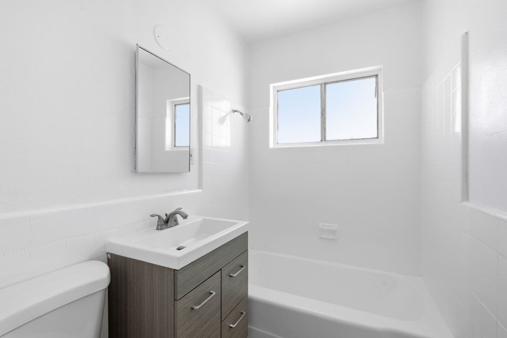 Los Angeles Apartment: 1805 W 80th St