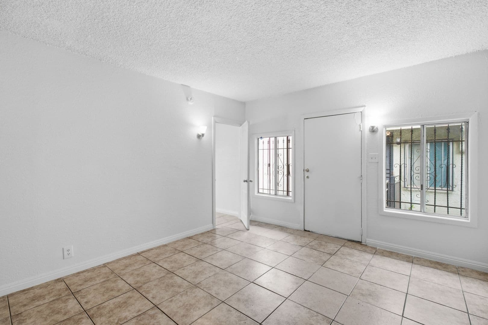 Los Angeles Apartment: 612 E 83rd St