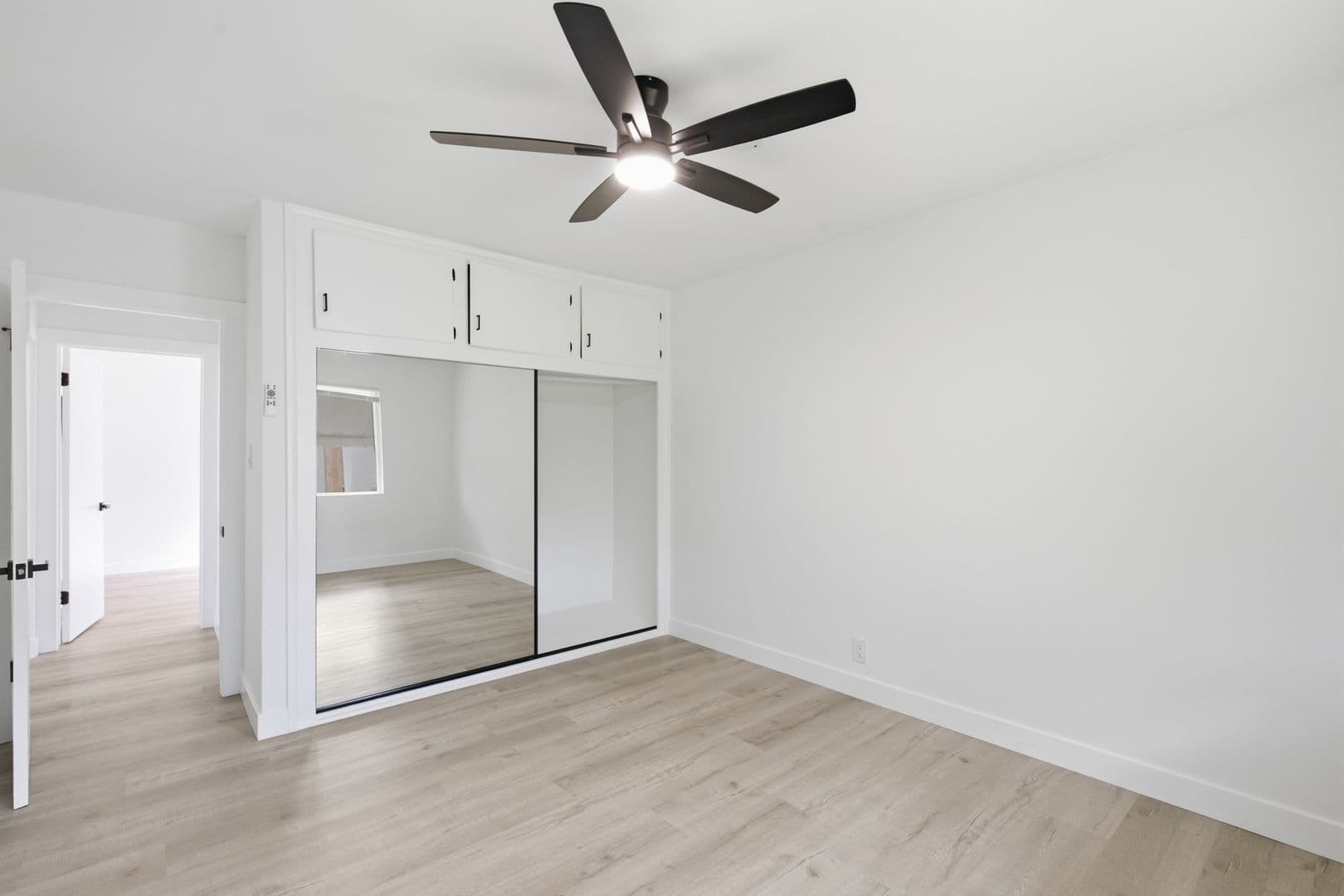 Van Nuys Apartment: 6860-6870 Hazeltine Avenue