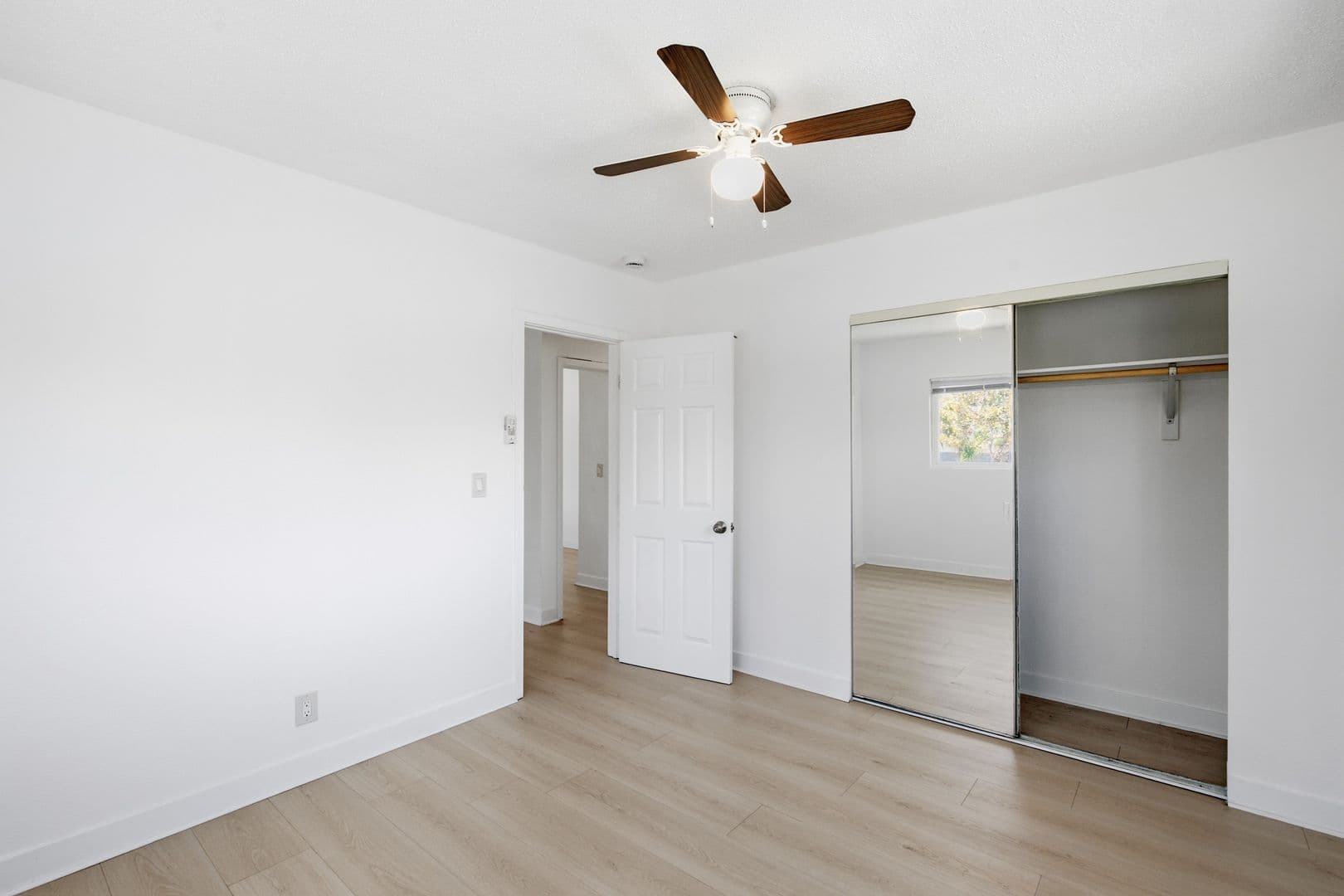 Los Angeles Apartment: 1805 W 80th St