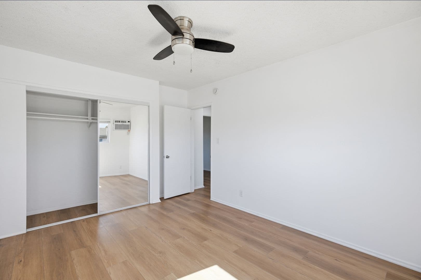 Reseda Apartment: 6632 Darby Ave
