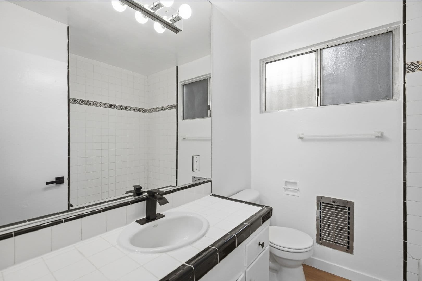 Los Angeles Apartment: 1138 Cardiff Avenue