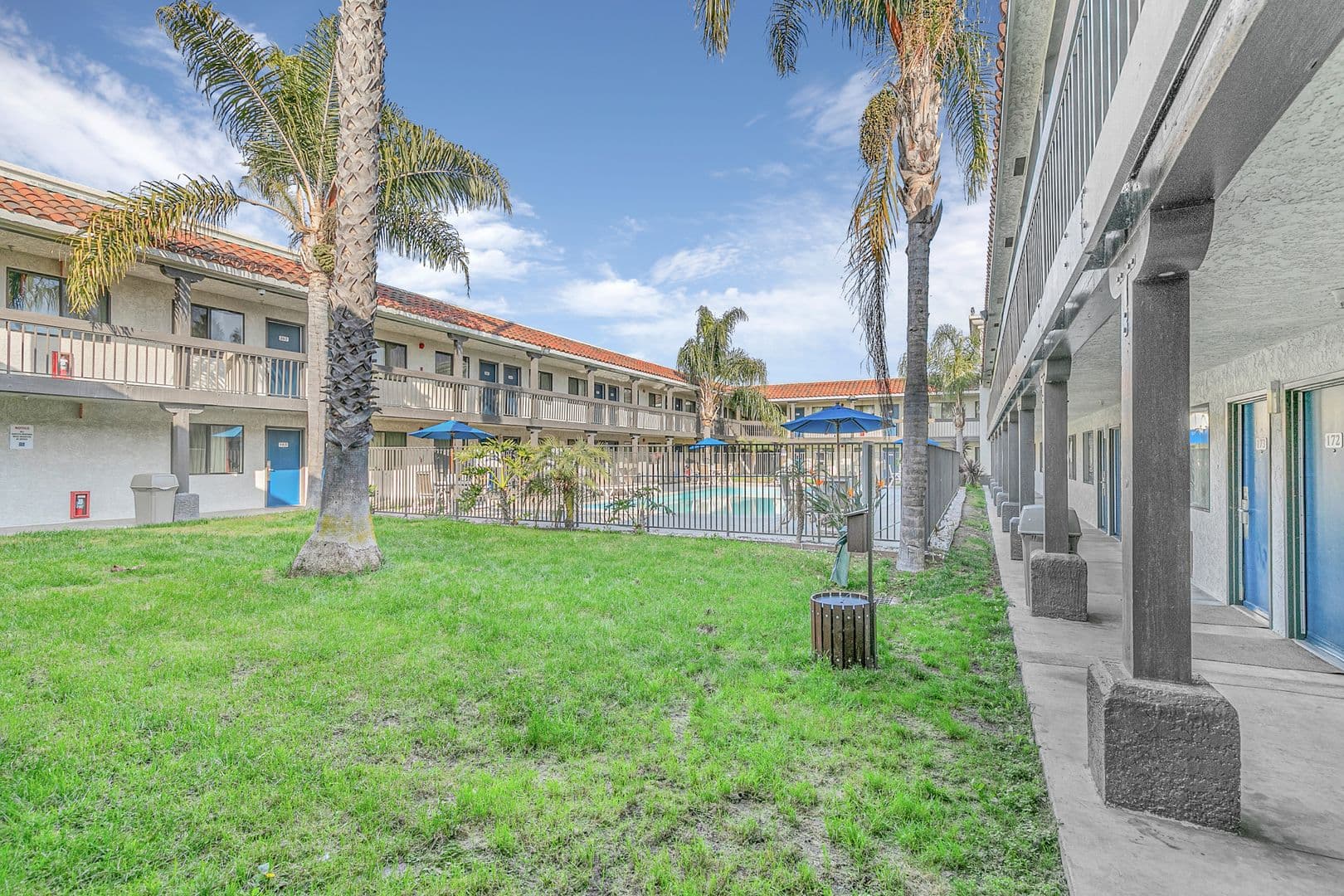 Thousand Oaks Apartment: 1516 Newbury Rd