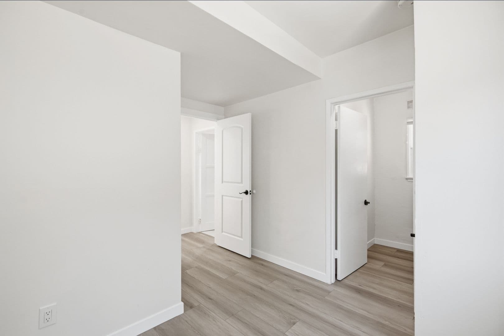 Van Nuys Apartment: 6860-6870 Hazeltine Avenue