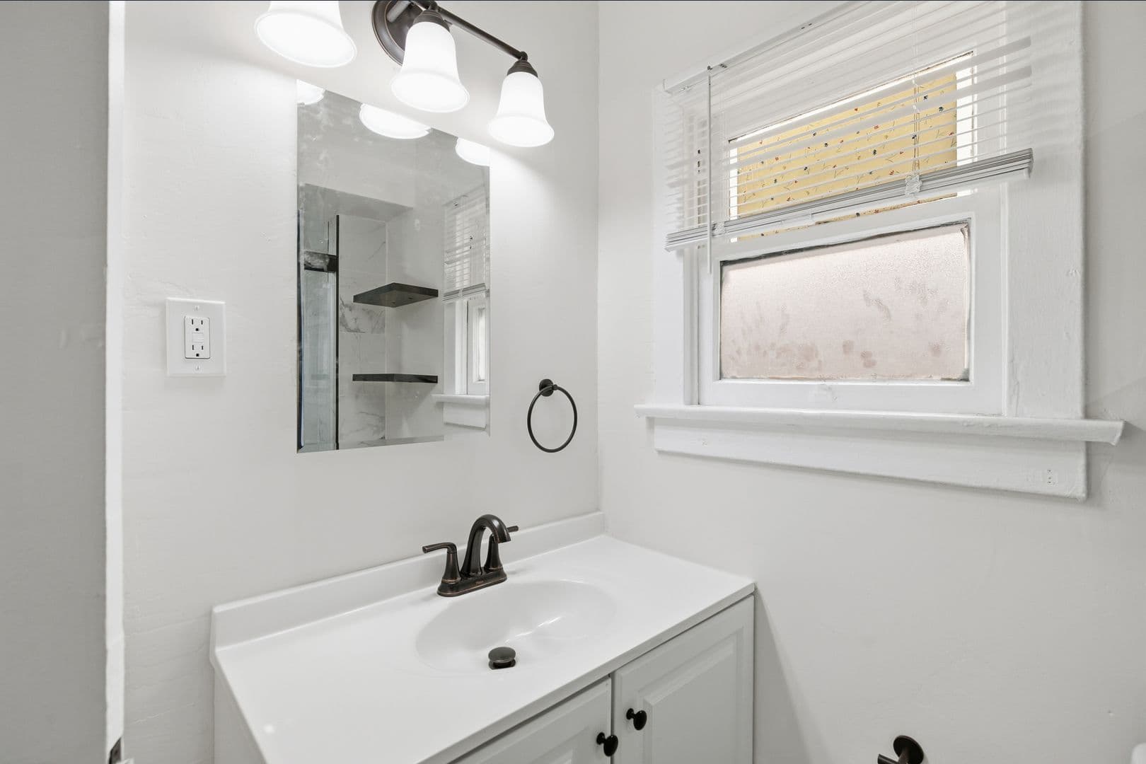 Van Nuys Apartment: 6860-6870 Hazeltine Avenue