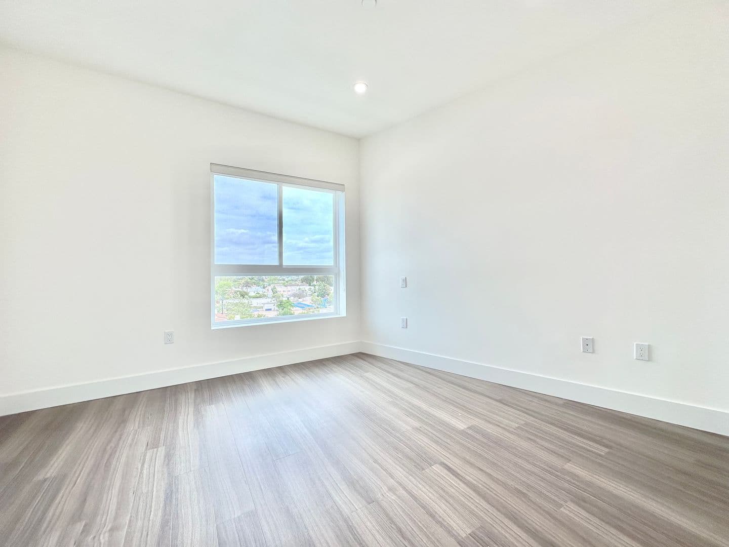 Los Angeles Apartment: 838 S La Brea Ave