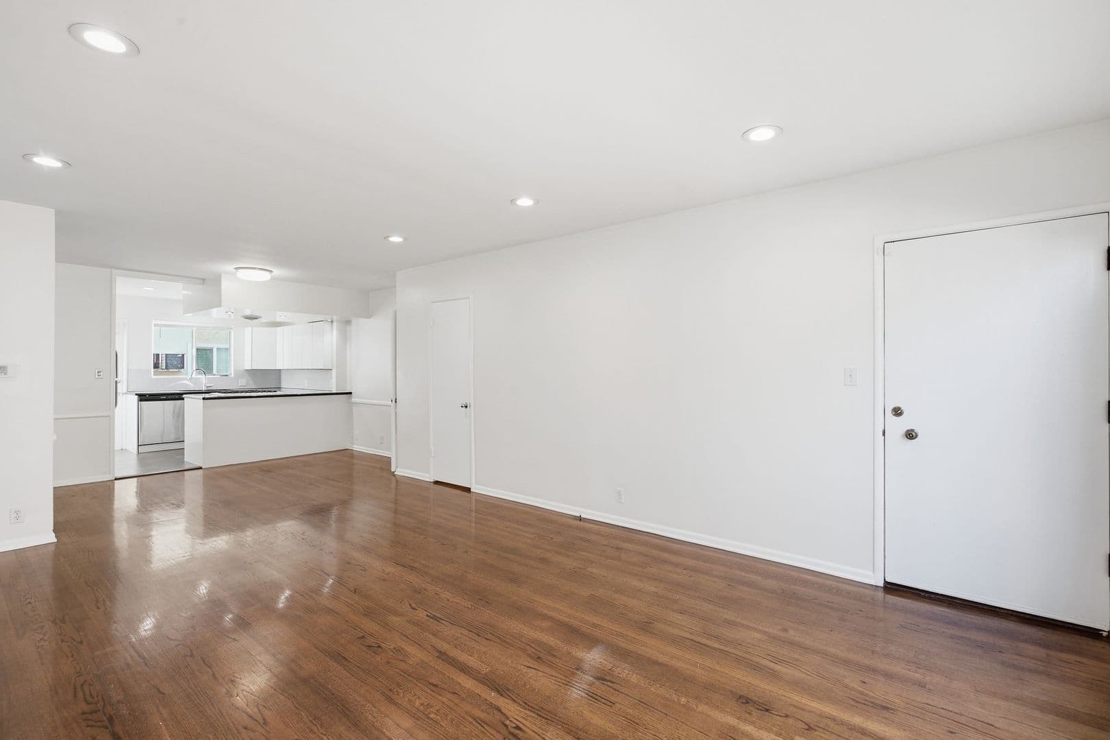Beverly Hills Apartment: 357 S Elm Dr
