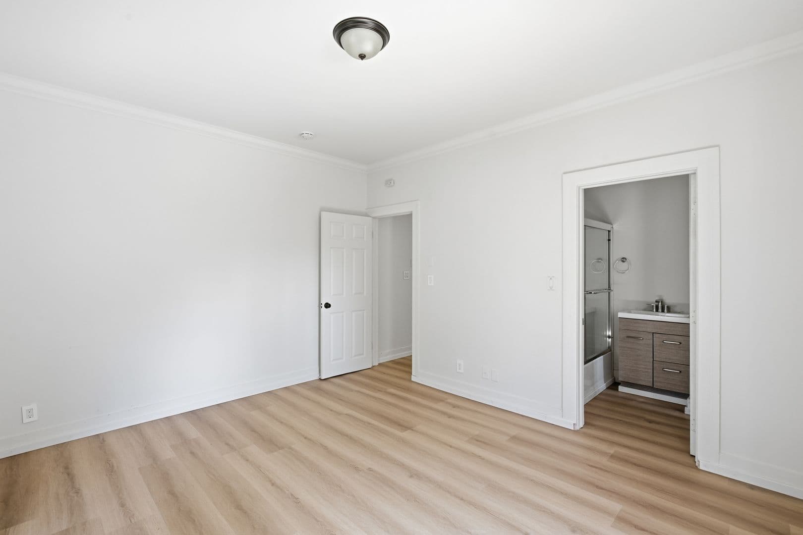 Los Angeles Apartment: 1444 W 28th St