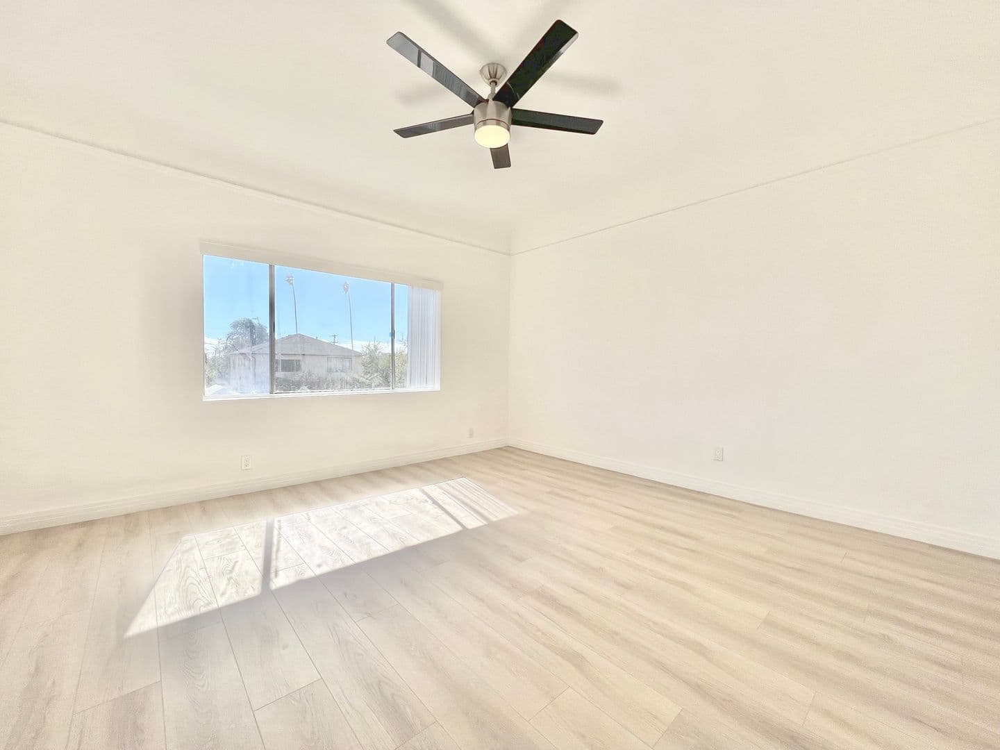 Los Angeles Apartment: 707 W 48th Street