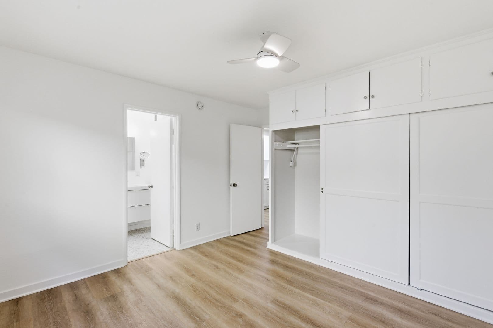 Los Angeles Apartment: 1453 S Westgate Ave