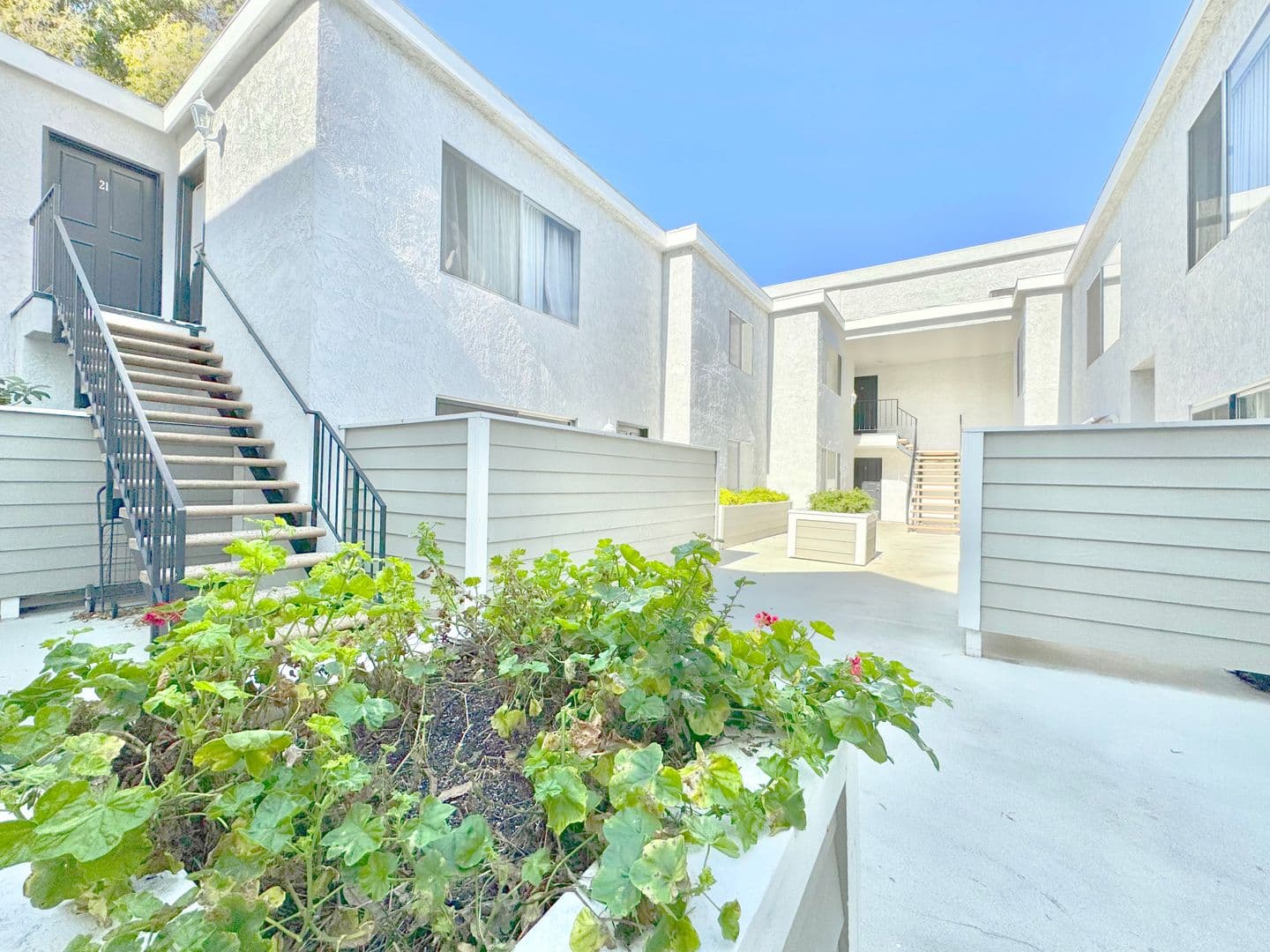 Sherman Oaks Apartment: 14455 Dickens St