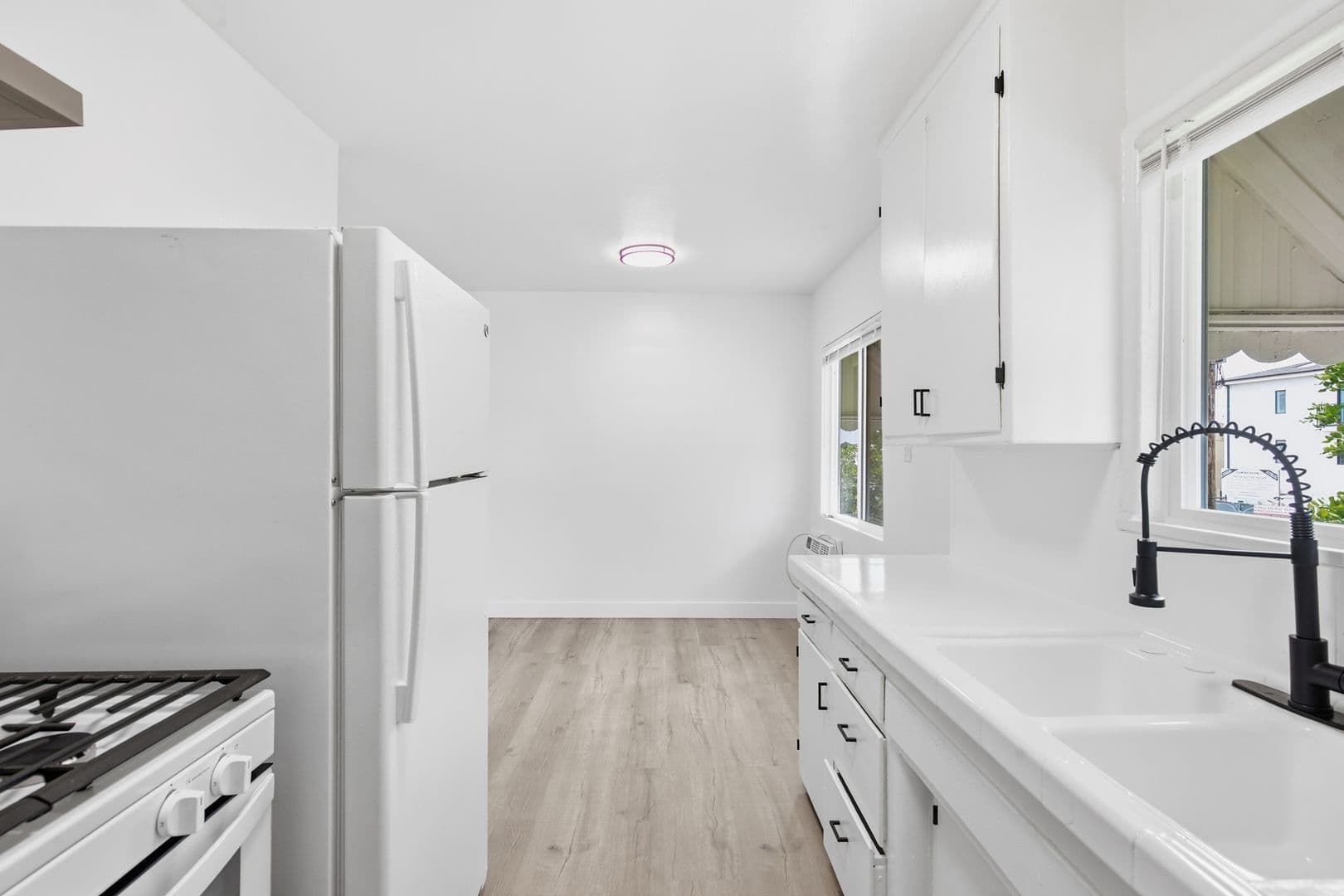 Van Nuys Apartment: 6860-6870 Hazeltine Avenue