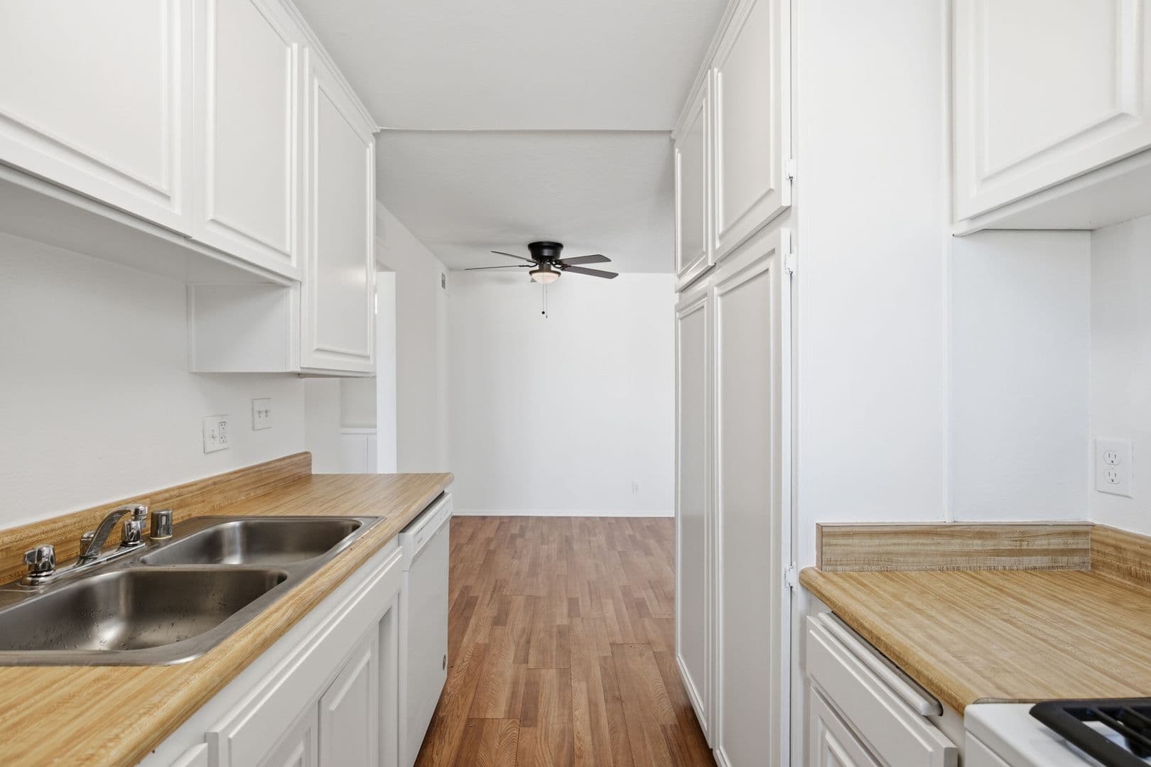 Sherman Oaks Apartment: 14455 Dickens St