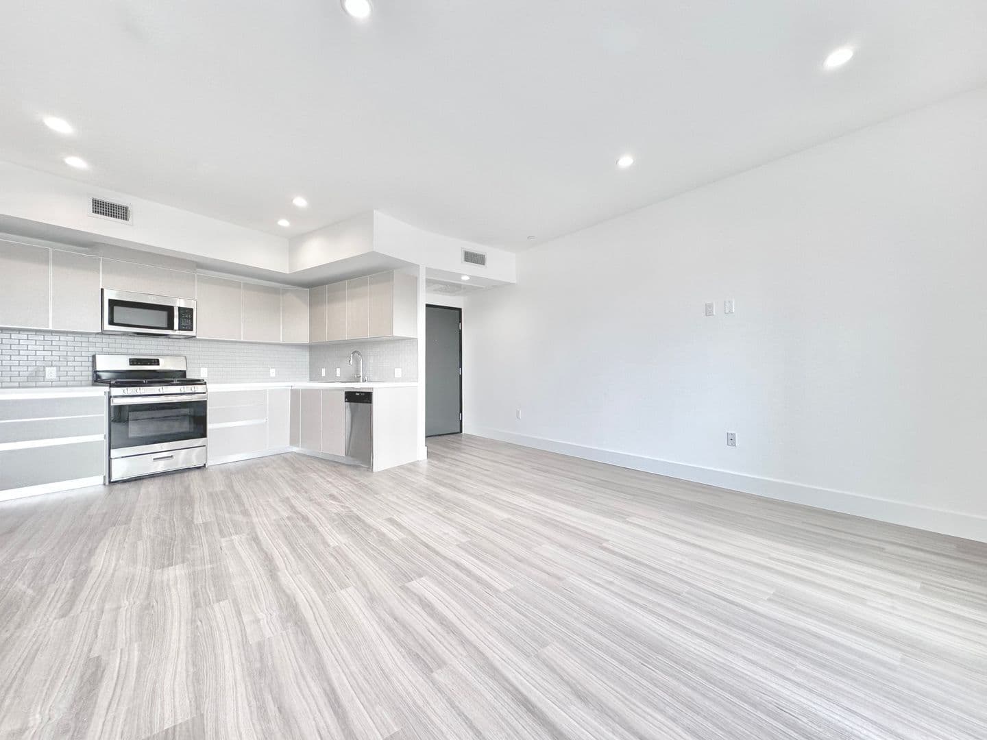 Los Angeles Apartment: 838 S La Brea Ave